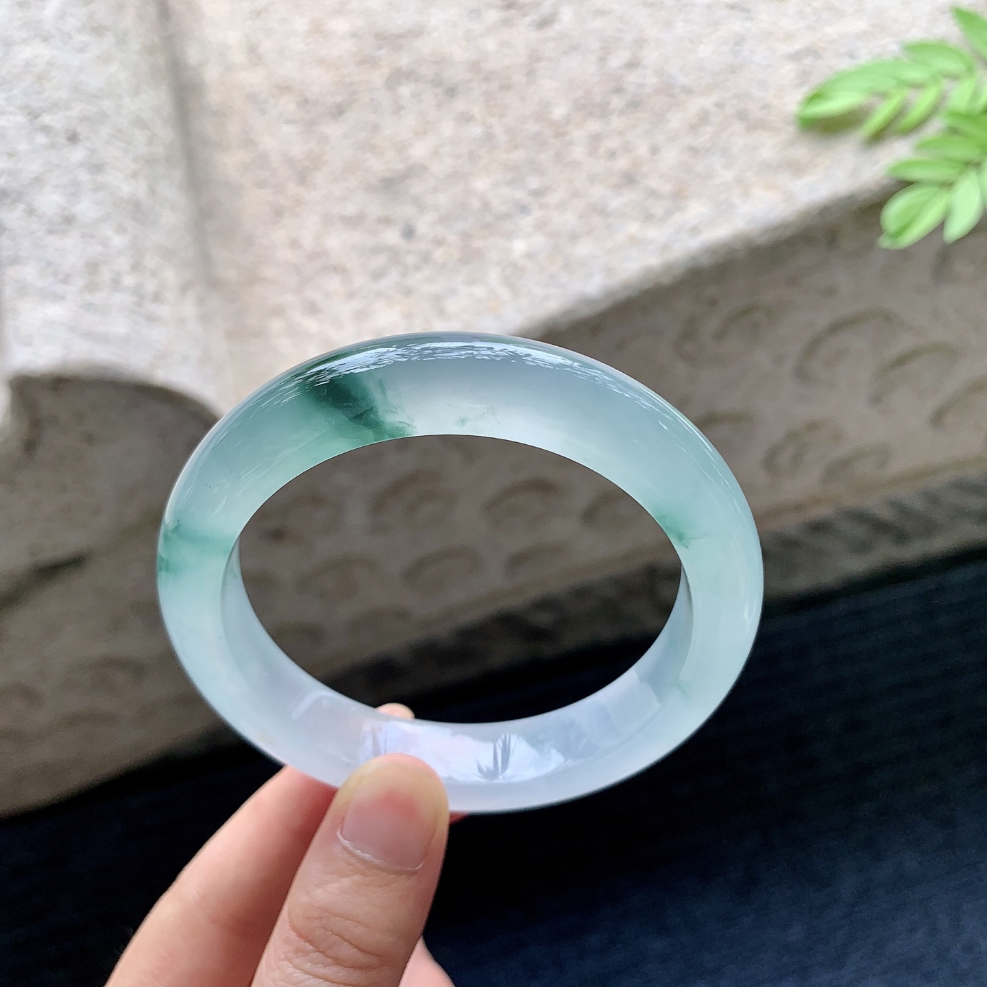 正圈 59 59/12.3/8.9 A1072801 冰种飘绿，清透，水润，种老，细腻，打灯有絮线