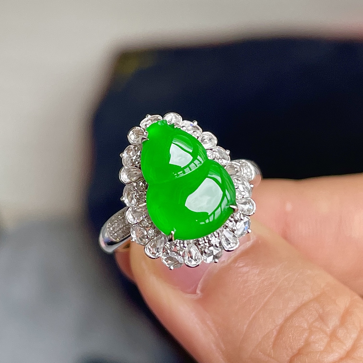 ️高冰阳绿葫芦戒指，色辣，18k金镶嵌，饱满水润，无裂，裸石尺寸12.5/9/3.5--17.5/14/10.5编码0728好数字