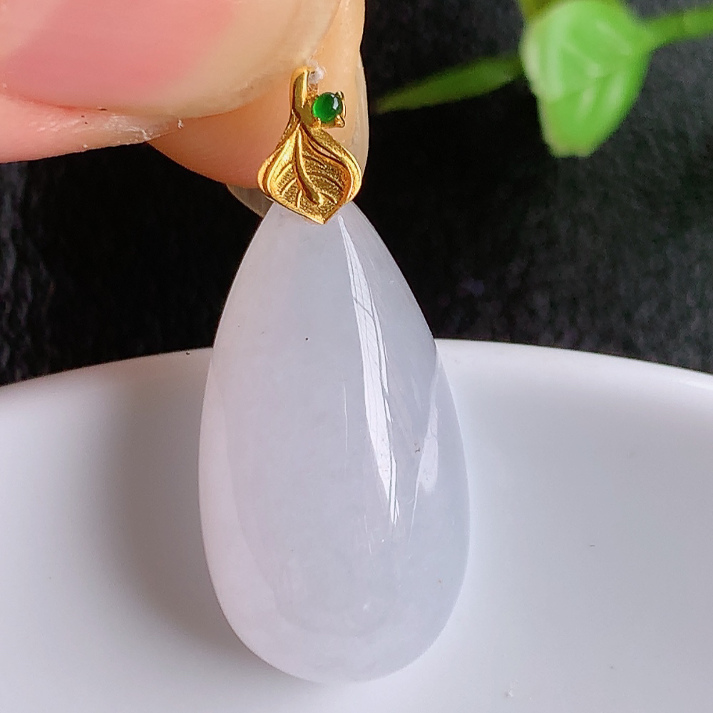 冰润水滴翡翠吊坠，款式新颖时尚，日常百搭的款。满满的份量感，清新自然，18k金镶嵌，上身效果优雅迷人！性价比超值  W415.27  整体尺寸：28-12.3-8.4mm   裸石尺寸：23.3-12.3-8.4mm
