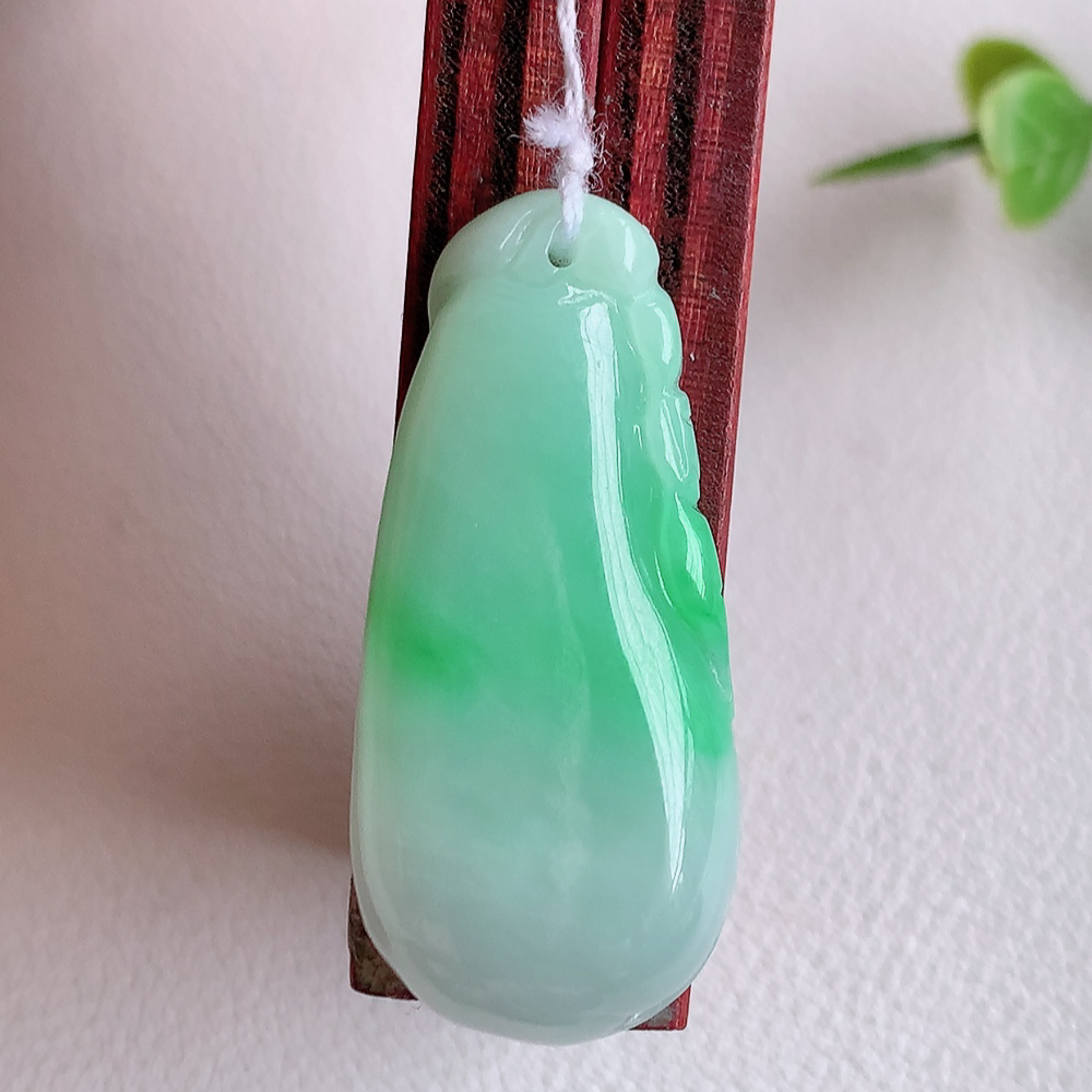 冰润飘绿福瓜翡翠吊坠，呱呱来财，福气满满的美好寓意，清新自然  沁人心脾，造型独特，清秀高雅  W4
