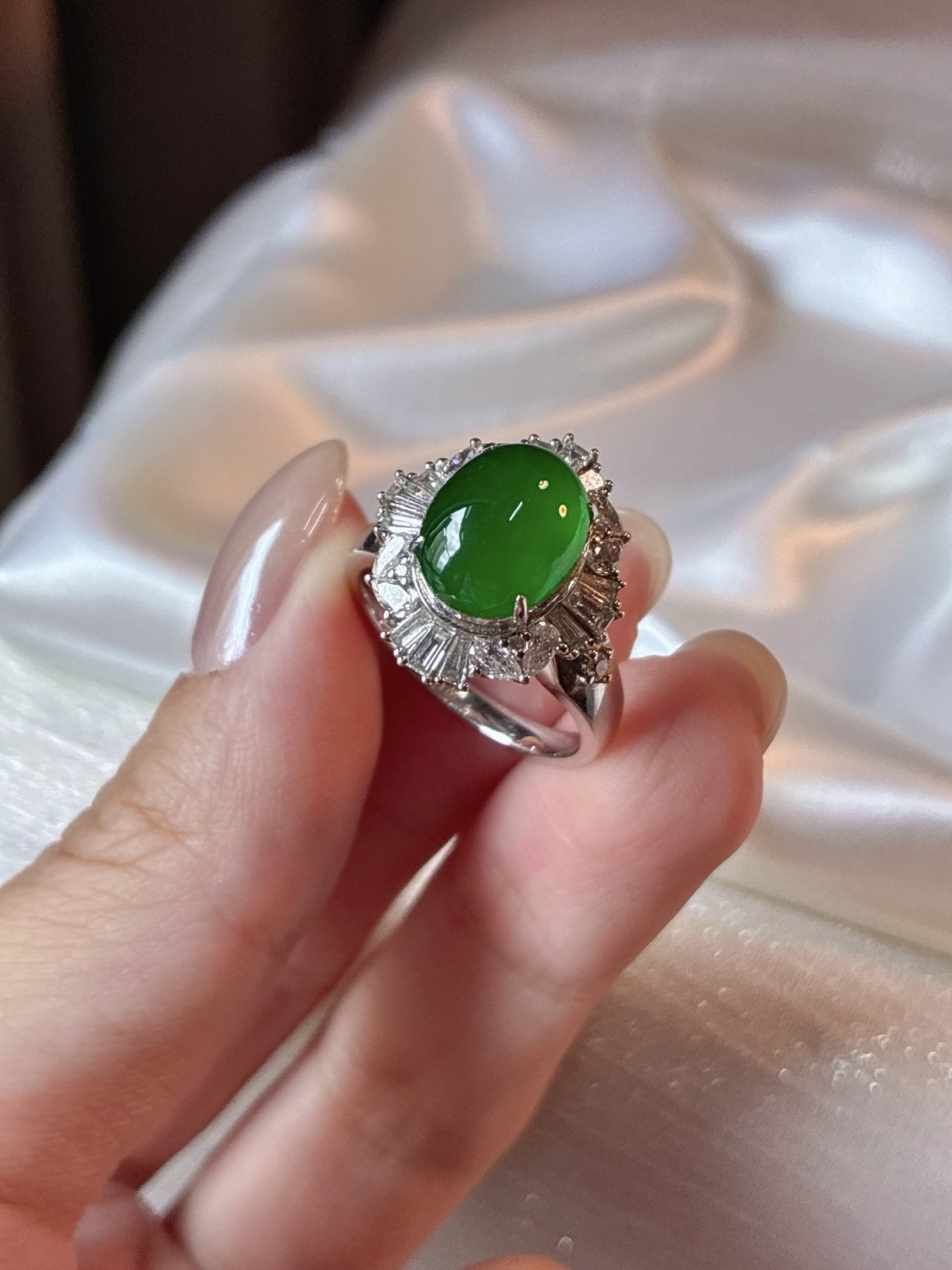 ️ 【18K金镶嵌绿蛋面戒指】 尺寸：17.3×15.3×10.6，裸石10.7×8.5×3.9，圈口13