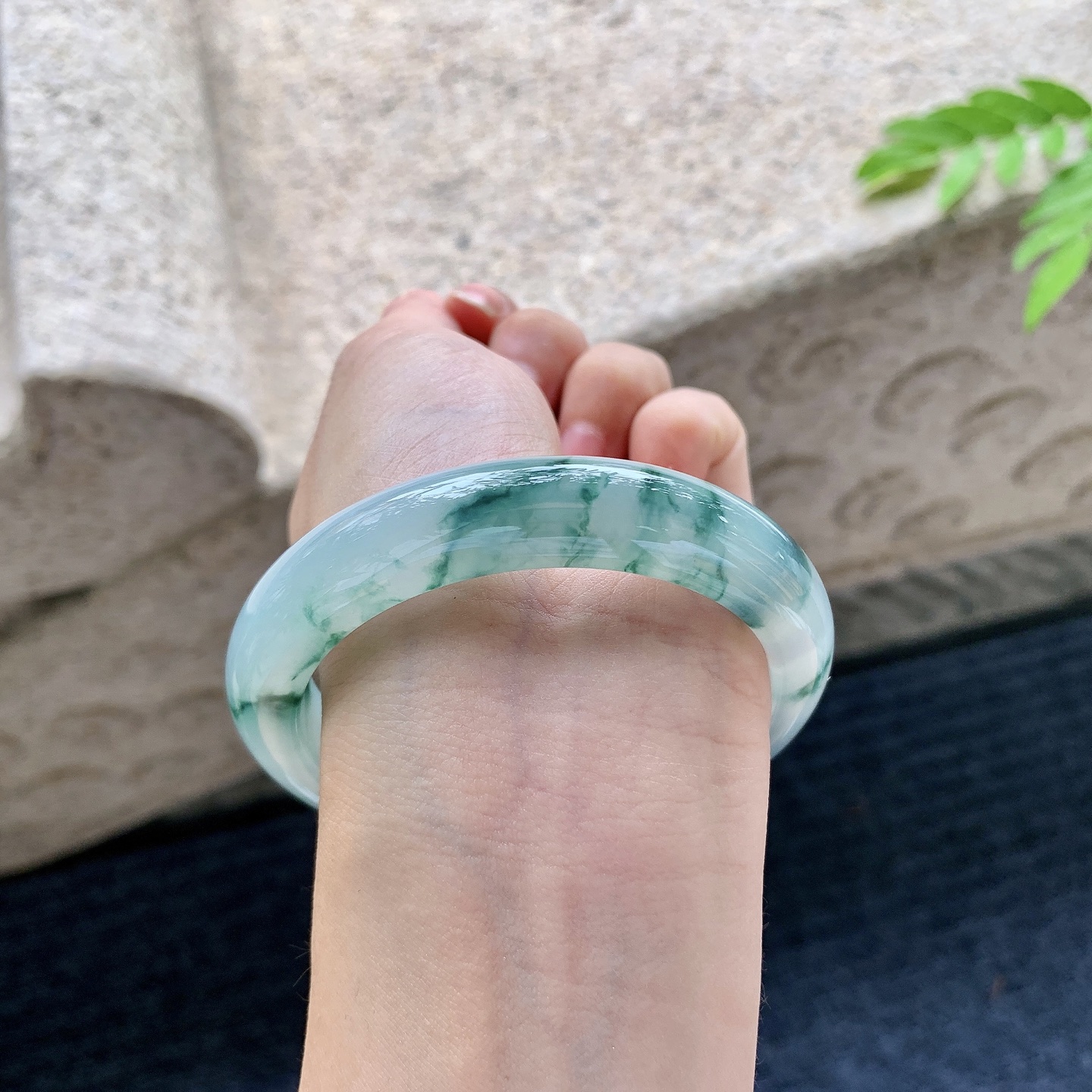 正圈56 57，圈口57.6/12/8.8，编码YT073061，细糯飘花，水润，种老，细腻，无裂。