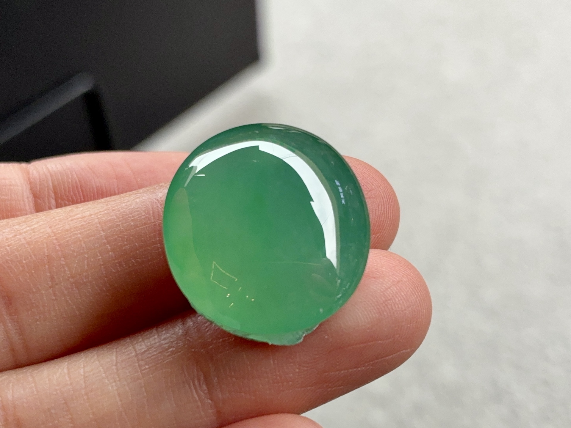 冰绿蛋面 尺寸：22.2×19.6×10.4 玉蕴灵气，岁久弥珍