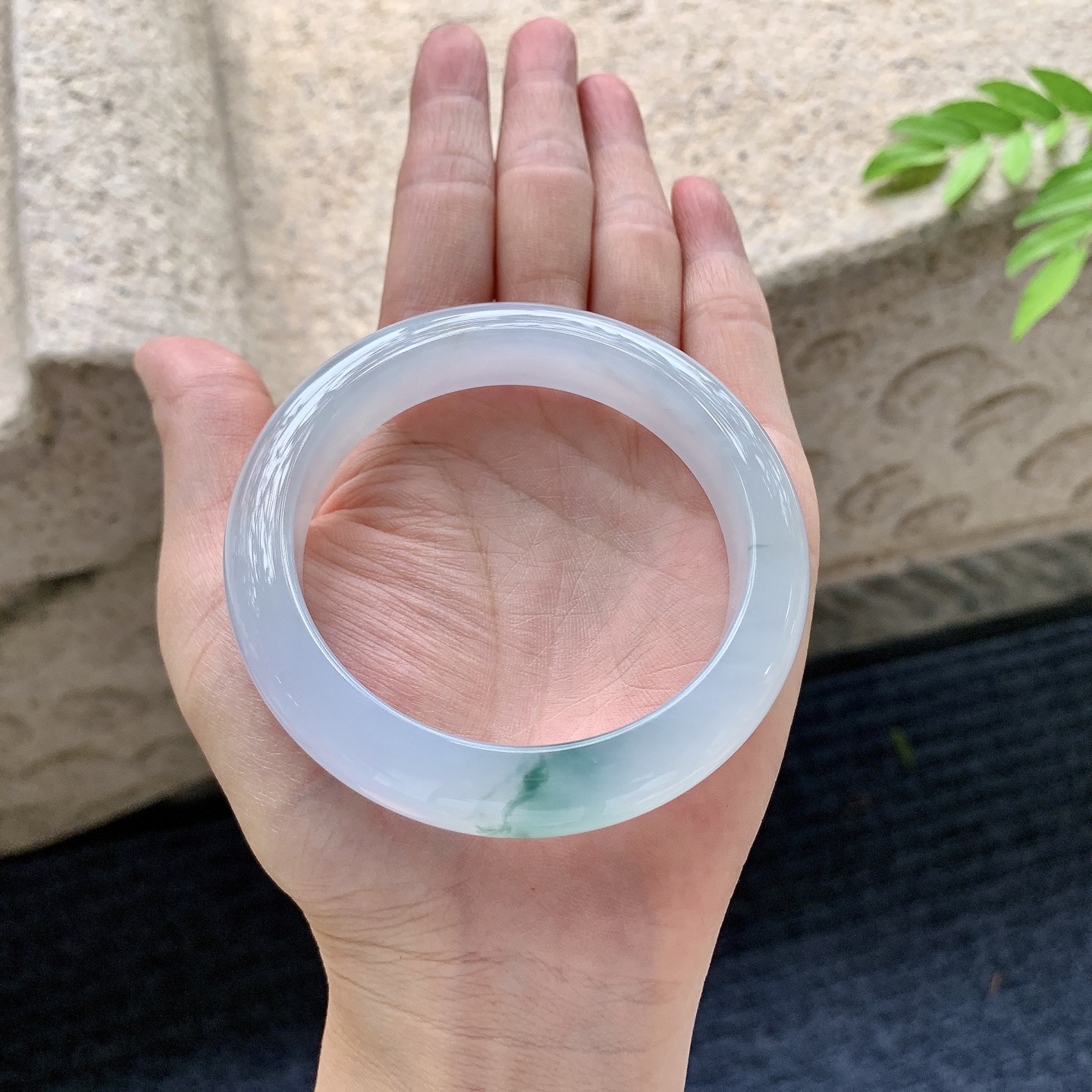 正圈55 56，圈口56.5/12.2/9，编码G7073051，描述冰糯飘绿，水润，种老，细腻，打灯有纹线