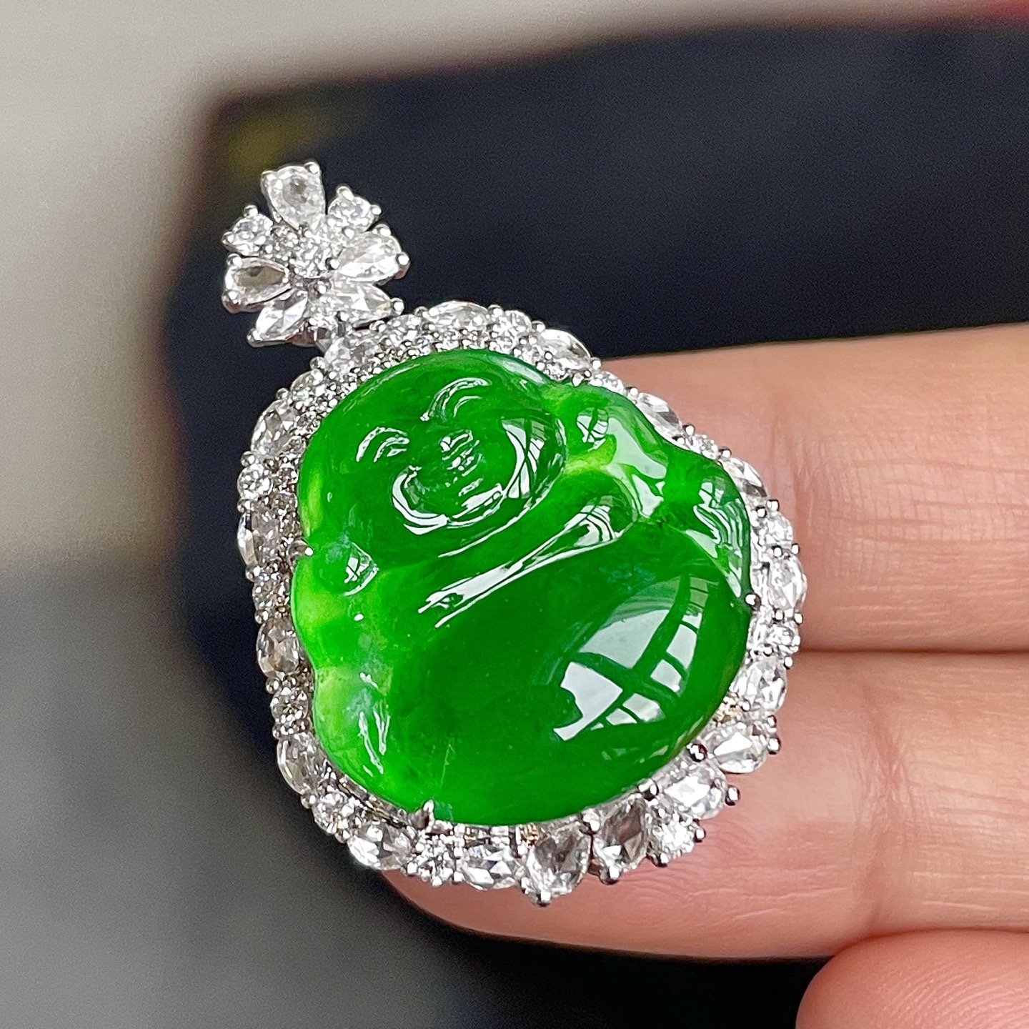 ️缅料高冰阳绿佛公吊坠，色辣，18k金镶嵌，饱满水润，无裂，裸石尺寸19/19.3/6--32.5/22.8/11.3编码0728好数字
