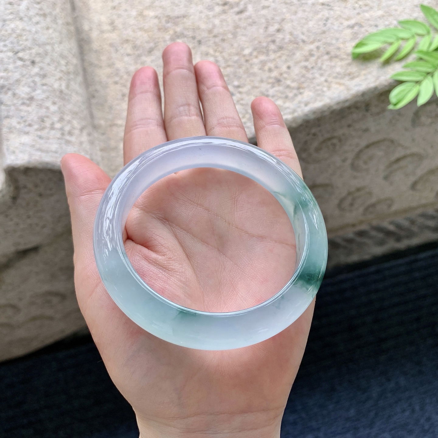 正圈 59 59/12.3/8.9 A1072801 冰种飘绿，清透，水润，种老，细腻，打灯有絮线