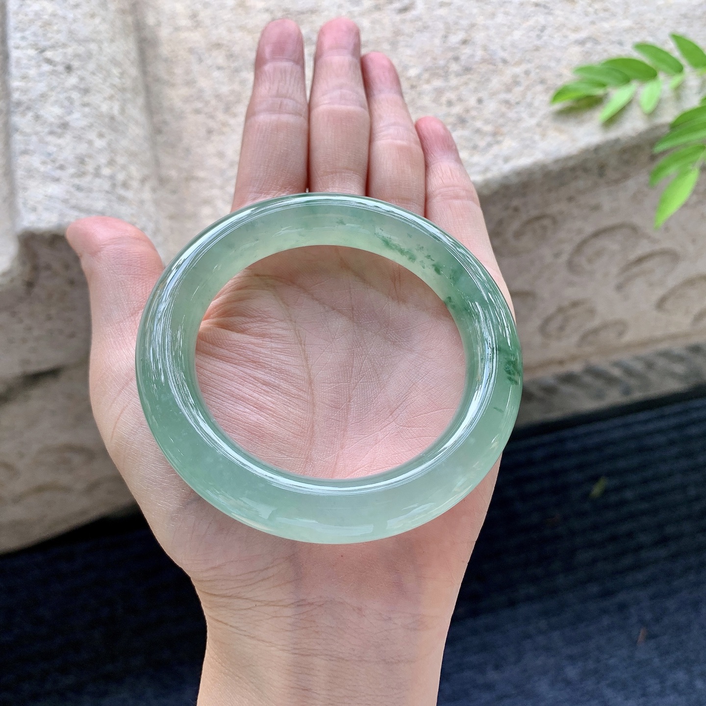 圆条53 54，圈口54.2/11.4/11.2，编码TB073047，冰糯油绿，飘花，水润，种老，细腻，无裂。