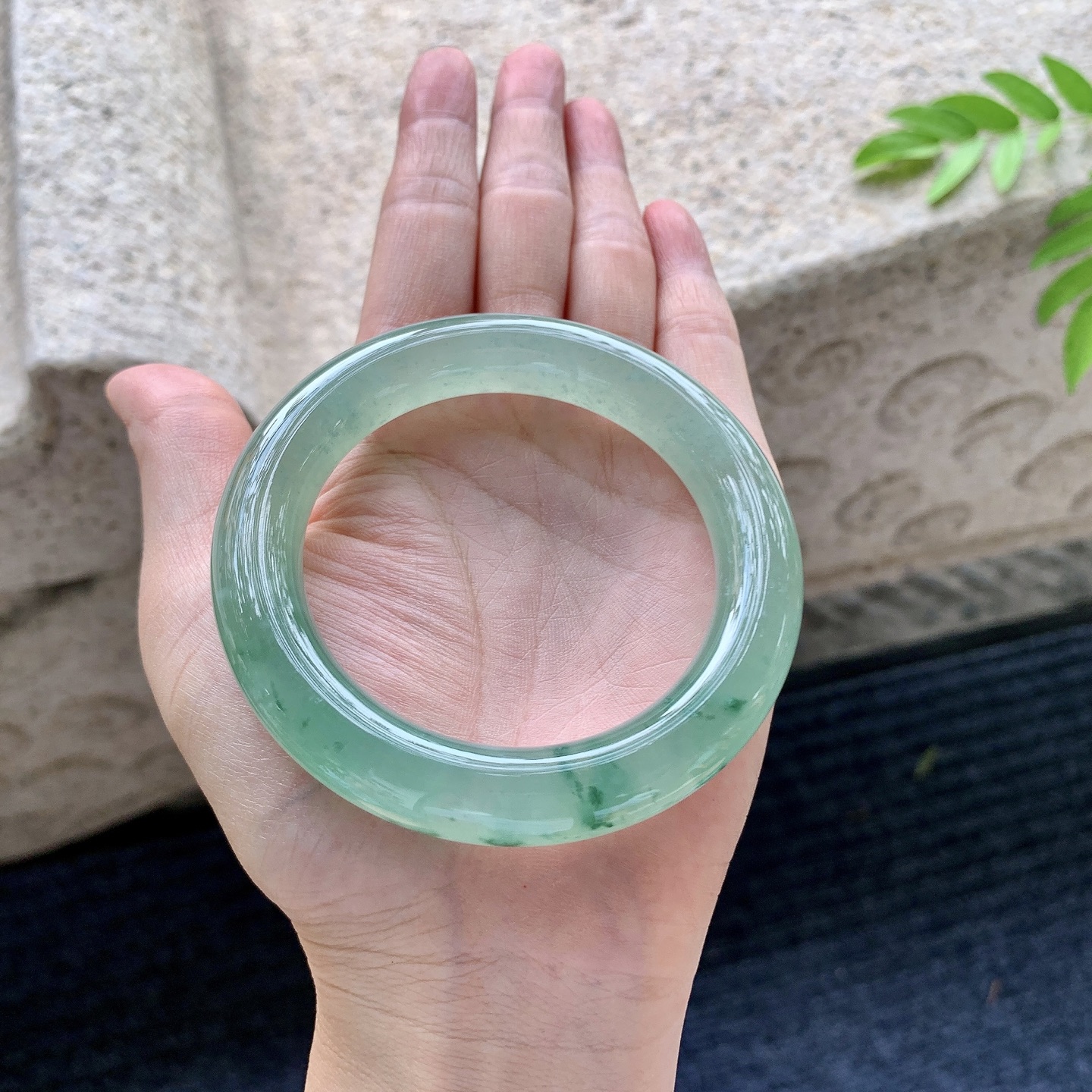 圆条53 54，圈口54.2/11.4/11.2，编码TB073047，冰糯油绿，飘花，水润，种老，细腻，无裂。