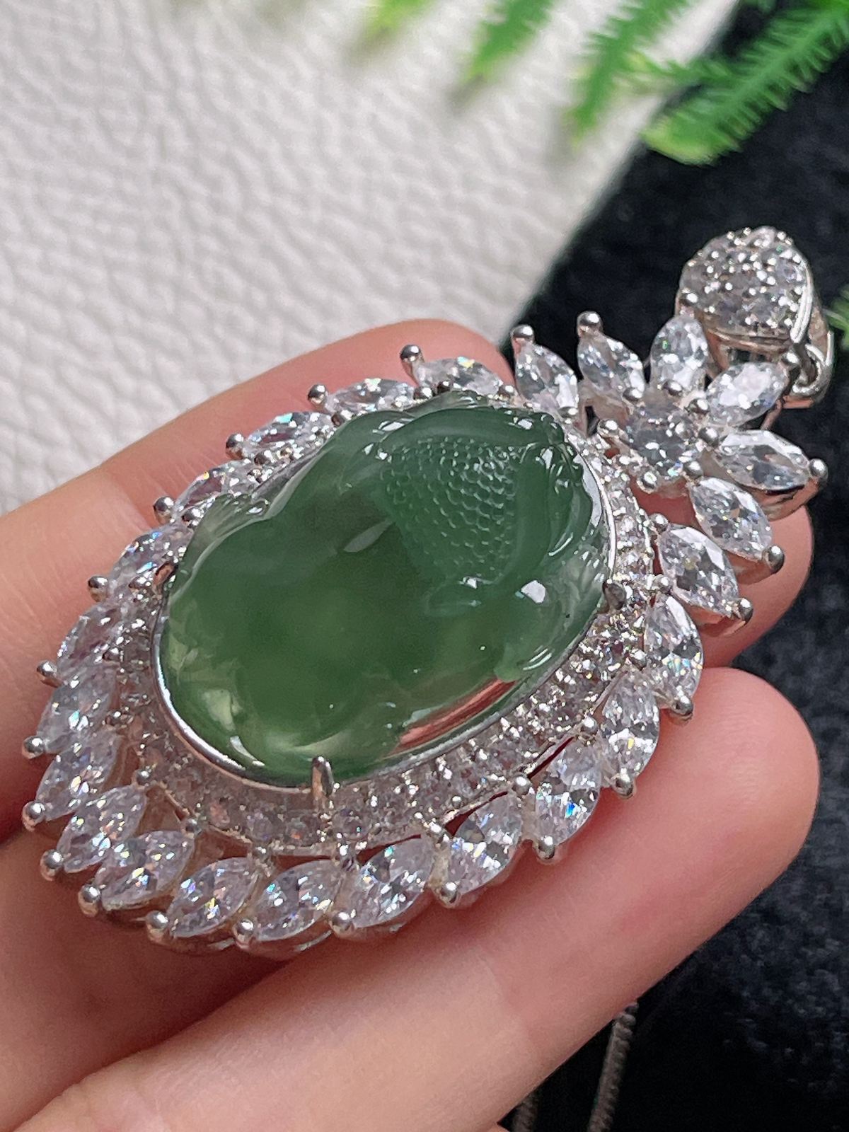 翡翠冰种浅绿色貔貅裸石