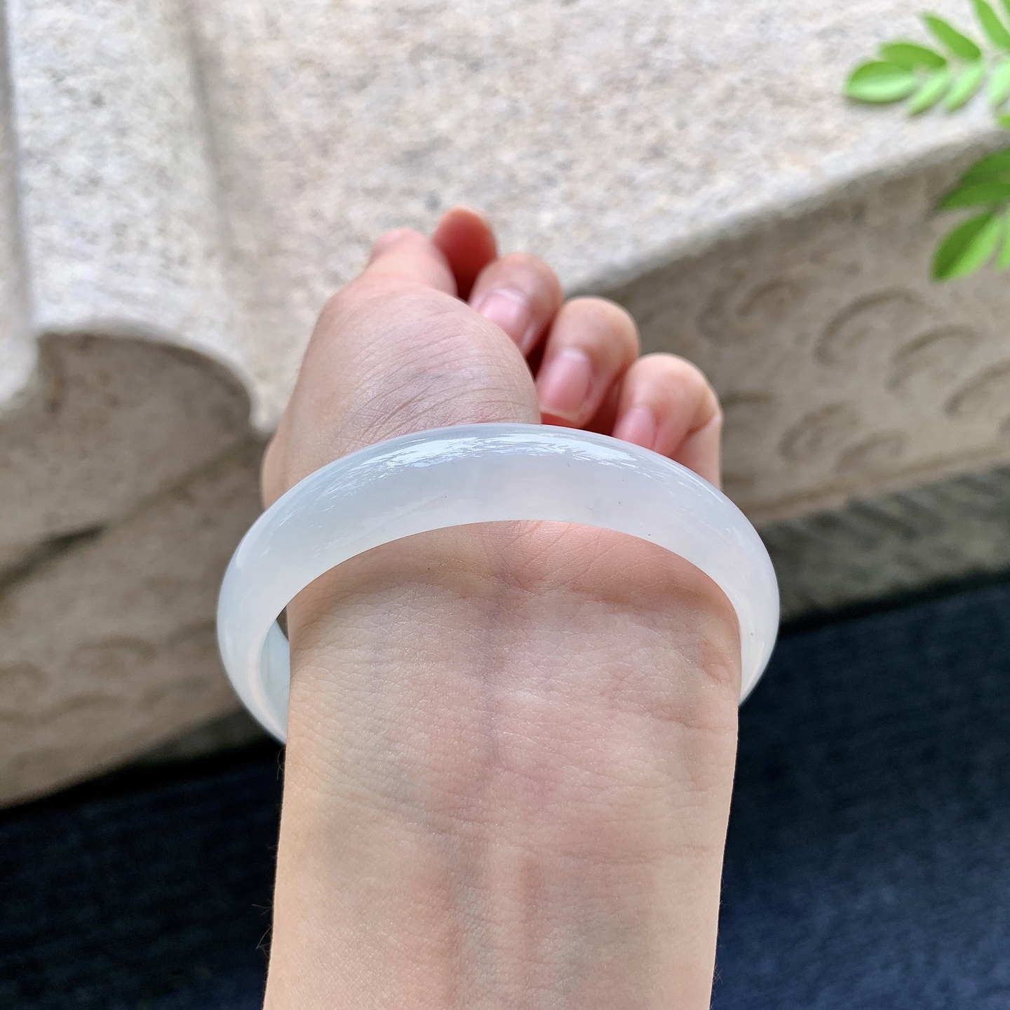 正圈57 58【圈口】58.5/12.1/6.5【编码】BA072919【描述】糯冰底色，水润，种老，细腻，打灯有絮线