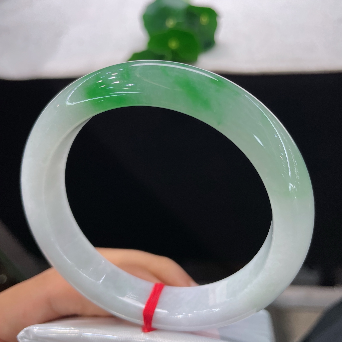 圈口59/12.8/9，白底青正圈，58/59可戴，仿若碧烟漫涧，质地澄澈。莹白玉底漾开写意翠痕。无裂。