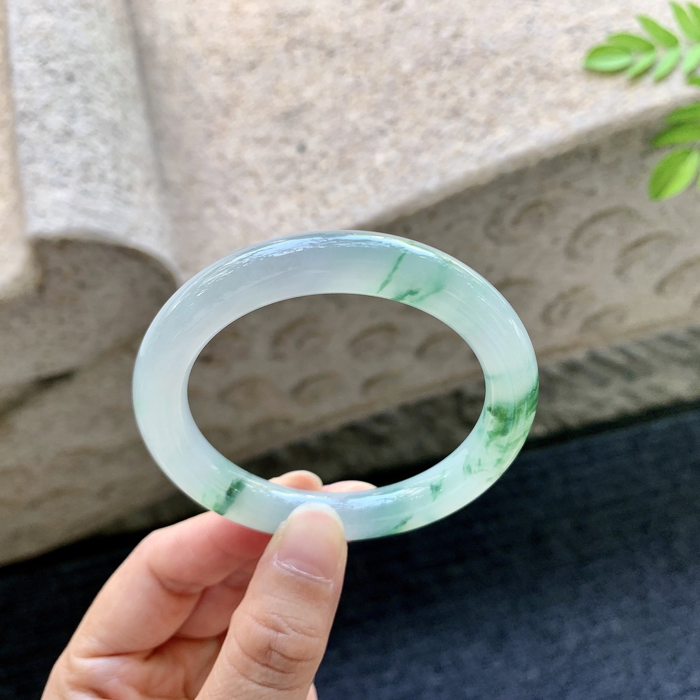 圆条51 52【圈口】52.3/9.4/8.6【编码】B2072914【描述】细糯飘绿花，水润，种老，细腻，打灯有棉线