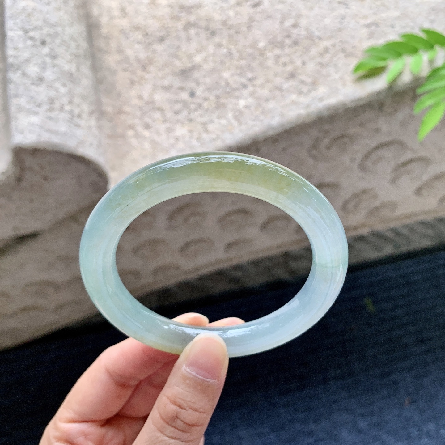 圆条55 56，圈口56.8/9.8/9.8，编码HC073026，描述：糯冰飘黄翡，水润，种老，细腻，内侧有絮线