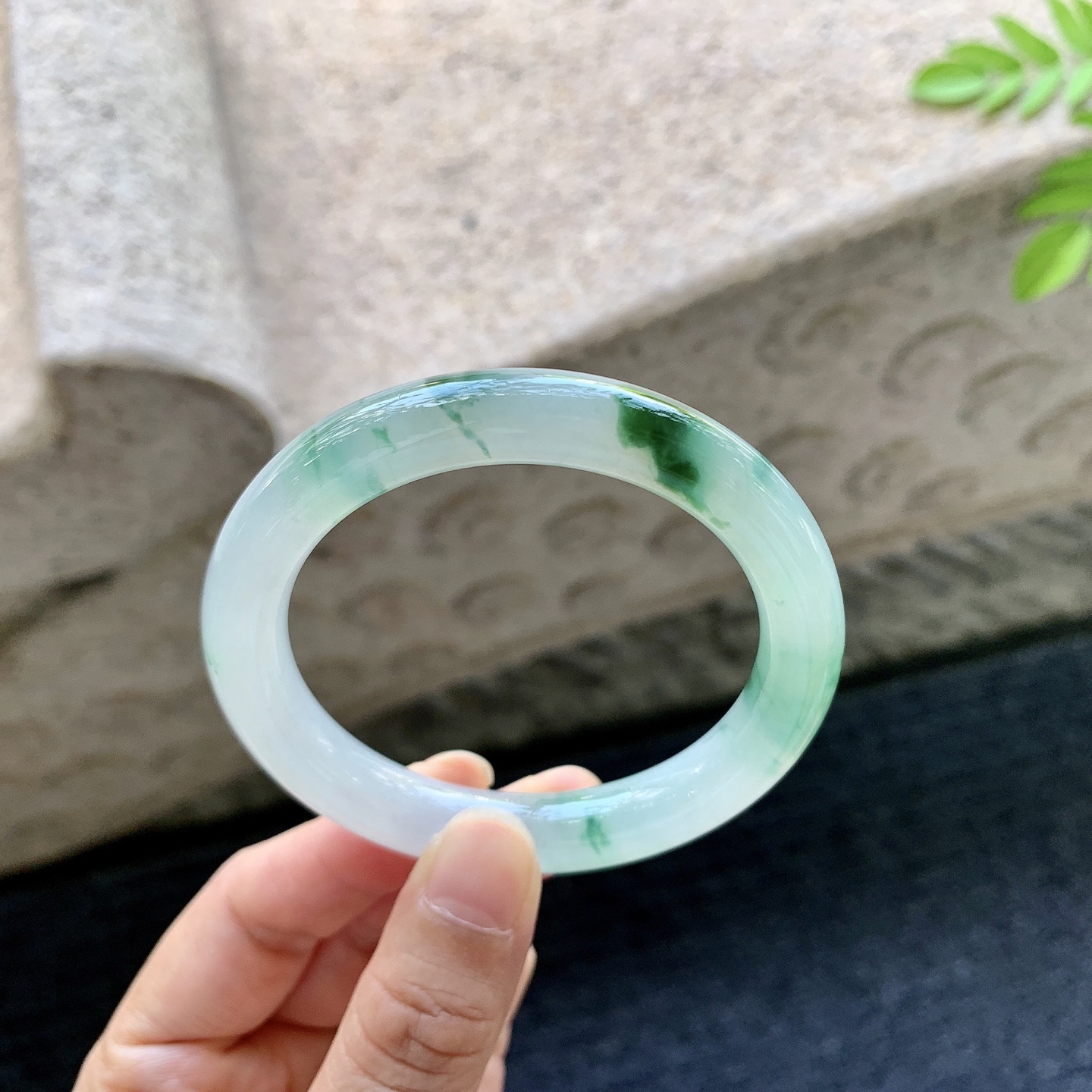 圆条51 52【圈口】52.3/9.4/8.6【编码】B2072914【描述】细糯飘绿花，水润，种老，细腻，打灯有棉线