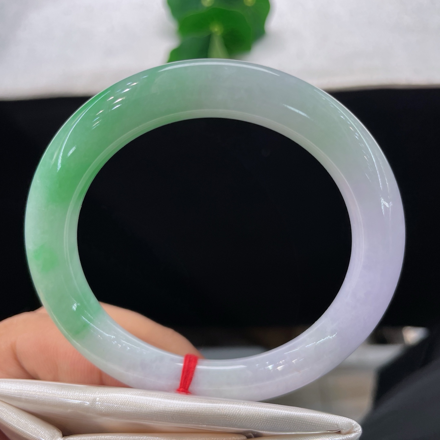 圈口55.3/9.7，春带彩圆条手镯，55/56可戴，柔紫漫绕镯身，碧翠轻栖一隅，清润玉光婉转流淌。无裂