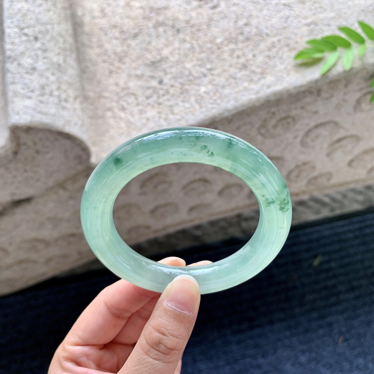 圆条53 54，圈口54.2/11.4/11.2，编码TB073047，冰糯油绿，飘花，水润，种老，细腻，无裂。