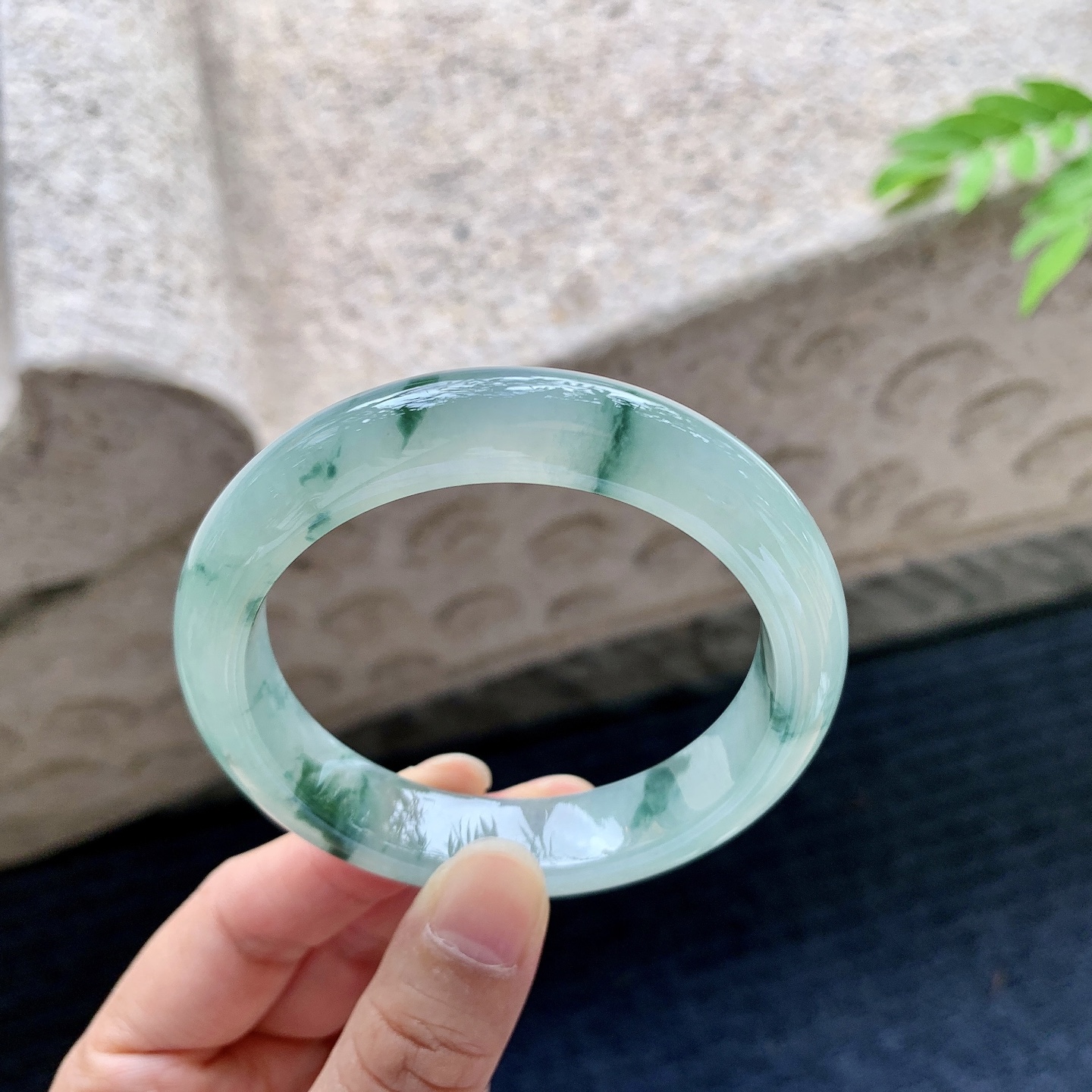 正圈54 55，圈口54.6/12/8.3，编码A1073063，描述冰糯飘花，水润，种老，细腻，打灯有纹线