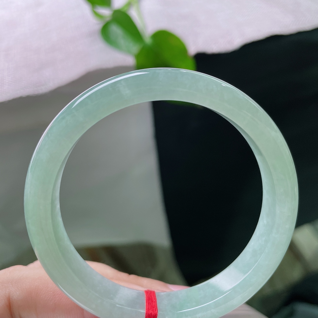 55.4/11/7.3，绿底正圈，无裂，如一汪碧绿清泉，温婉雅致，自带恬静优雅的气质。ss56329a