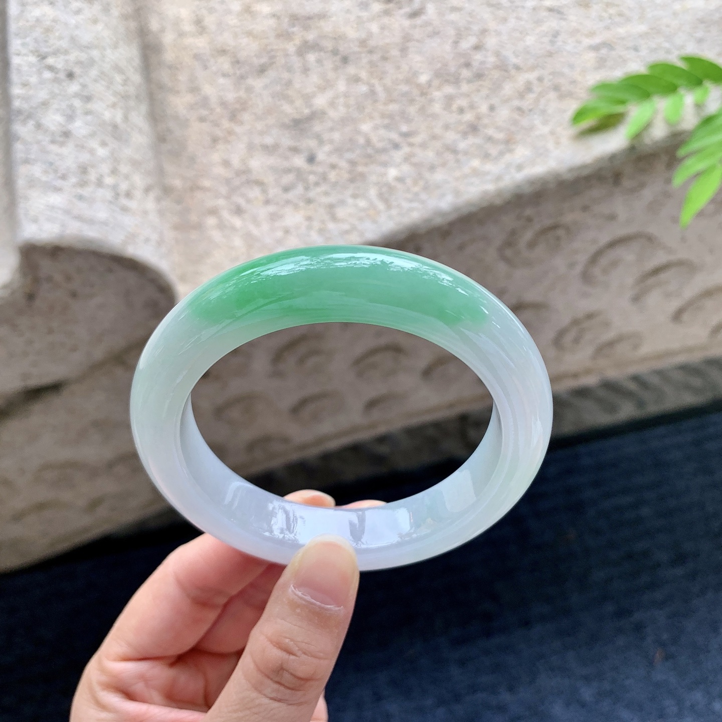 正圈57 58，圈口58/12.8/10，编码Q5073053，描述飘阳绿，水润，种老，细腻，无裂。