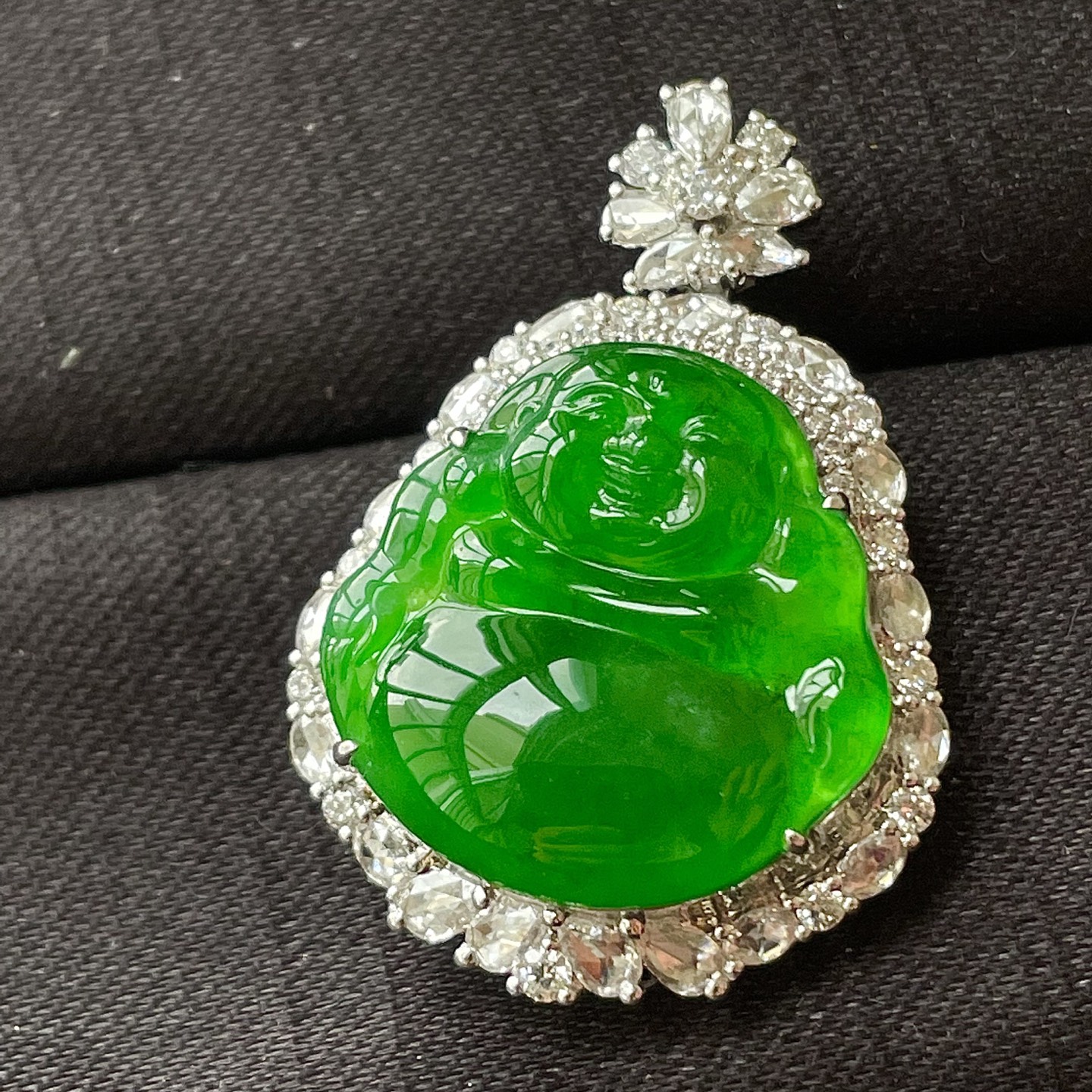 ️缅料高冰阳绿佛公吊坠，色辣，18k金镶嵌，饱满水润，无裂，裸石尺寸19/19.3/6--32.5/22.8/11.3编码0728好数字