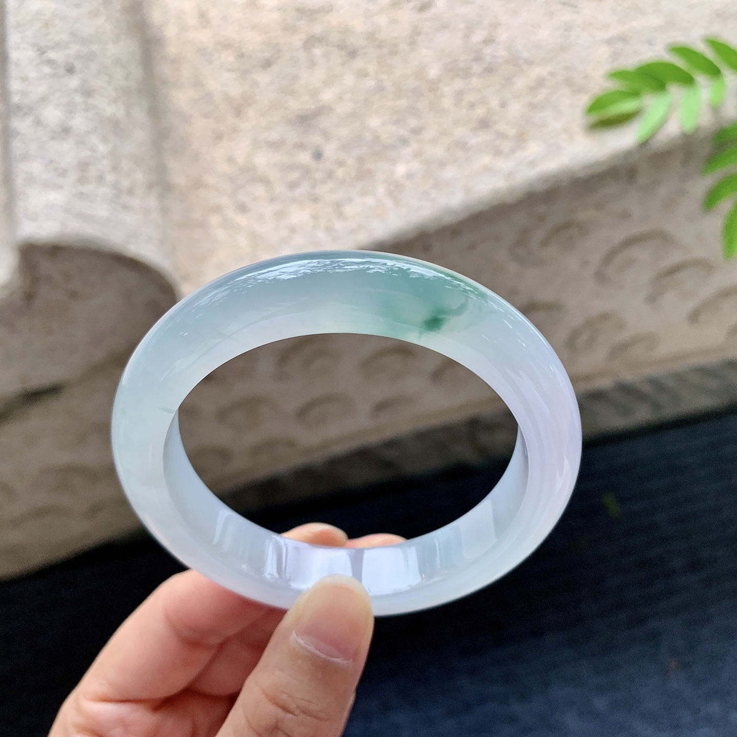 正圈55 56，圈口56.5/12.2/9，编码G7073051，描述冰糯飘绿，水润，种老，细腻，打灯有纹线