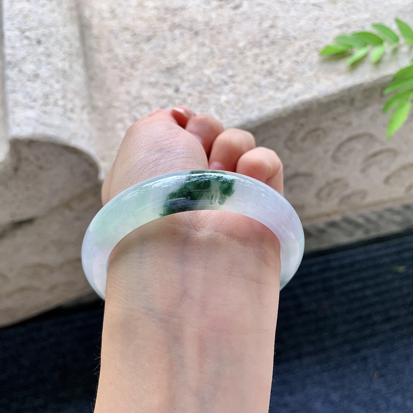 正圈54 55，圈口55.2/11.6/8，编码BA073007，描述：糯冰飘绿，水润，种老，细腻，打灯有棉线