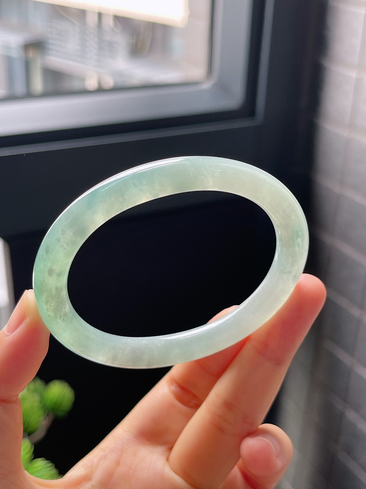 贵妃圈口54.4，冰糯种浅绿色翡翠贵妃圆条手镯