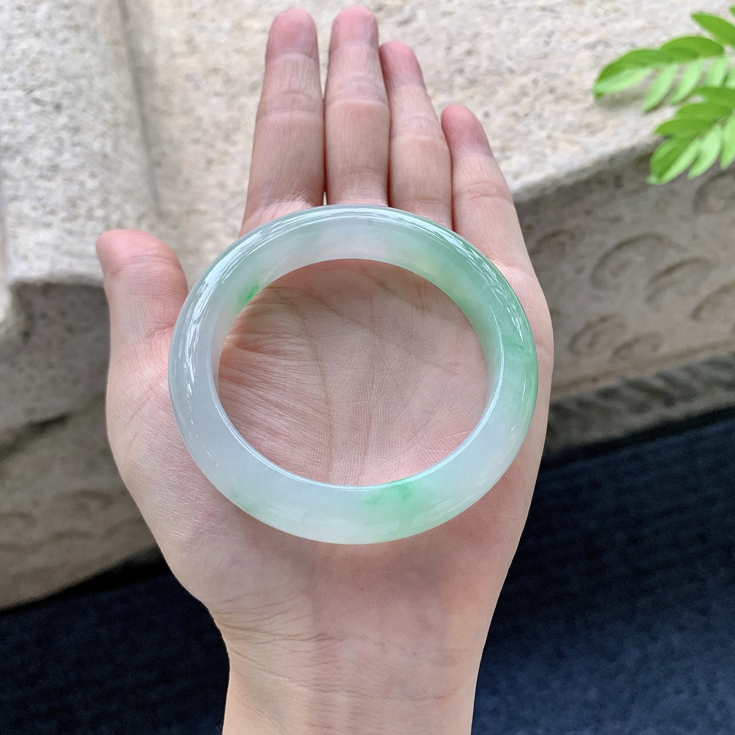 正圈50 51【圈口】51.7/12.2/8.4【编码】BA072762【描述】飘绿，水润，种老，细腻，打灯有絮线