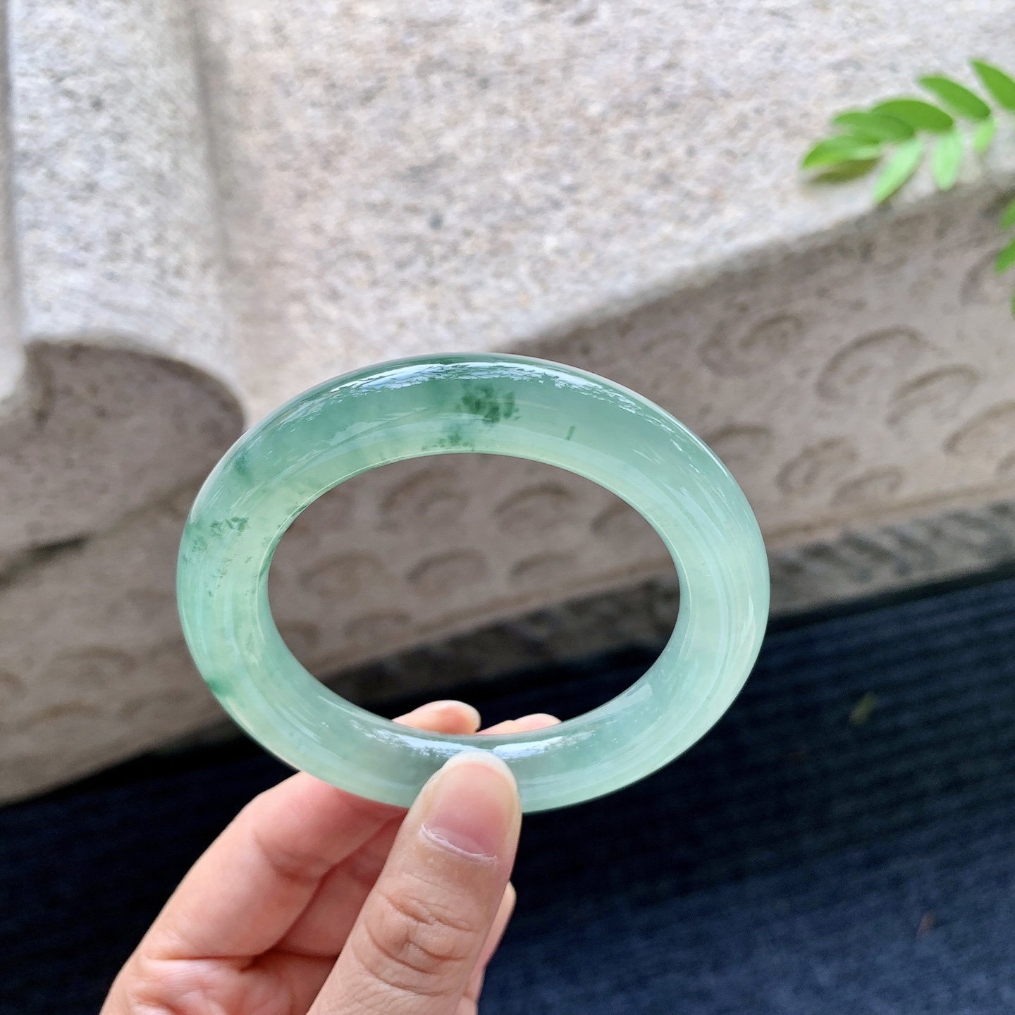 圆条53 54，圈口54.2/11.4/11.2，编码TB073047，冰糯油绿，飘花，水润，种老，细腻，无裂。