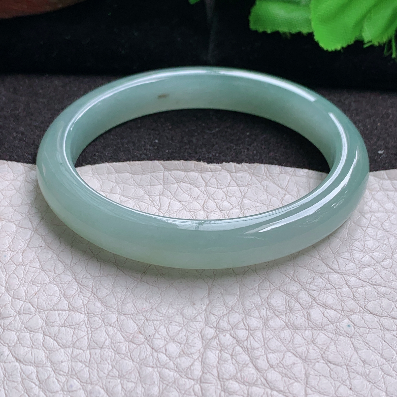 n小圈口52.5*47*9*7贵妃镯 缅甸翡翠a货高品质冰晴蛋形宽边玉手镯
