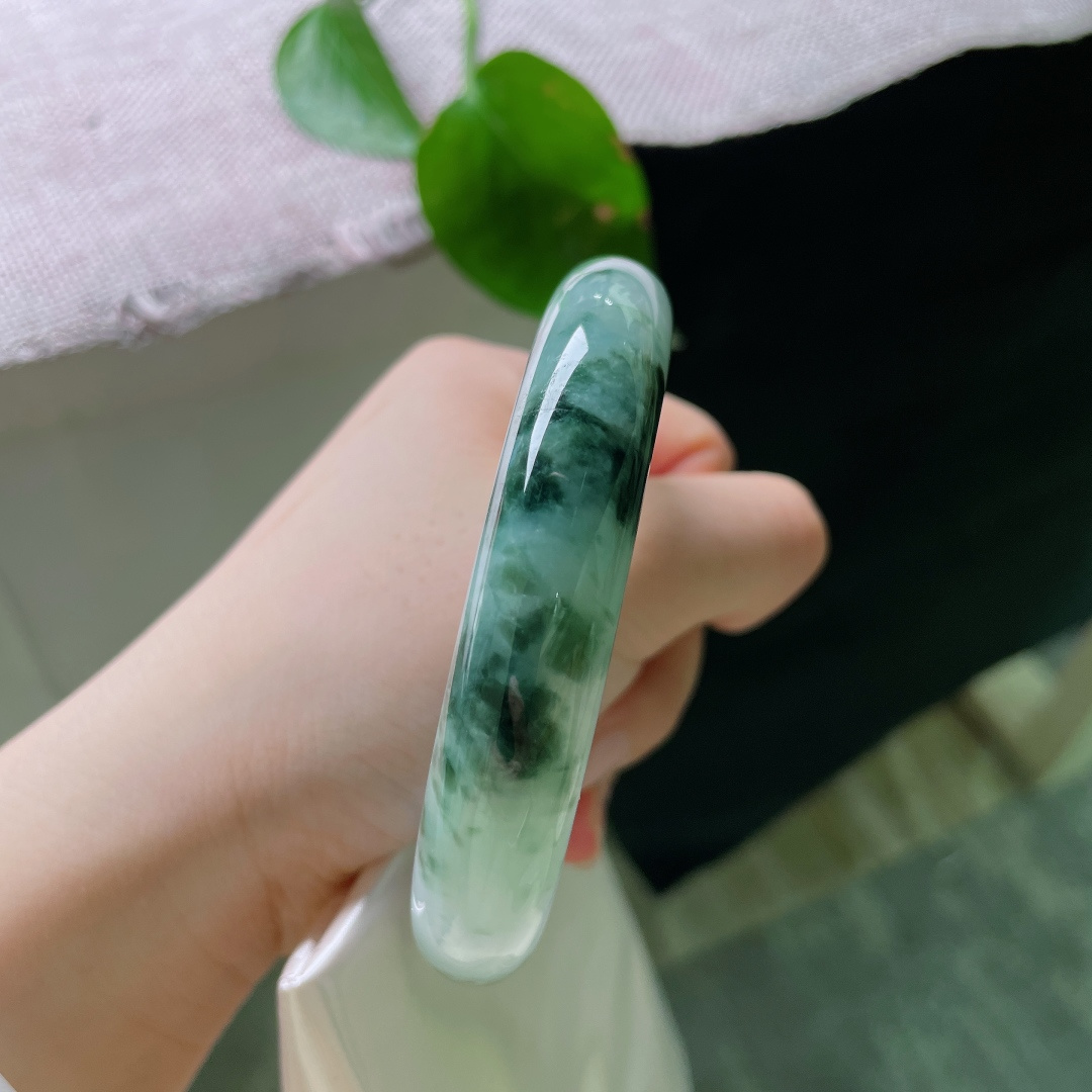 60/12.4/8.7，飘花正圈，有裂，白底衬着水墨绿花，自然写意，每一处飘花都是独一份的山水景致。ss56414a