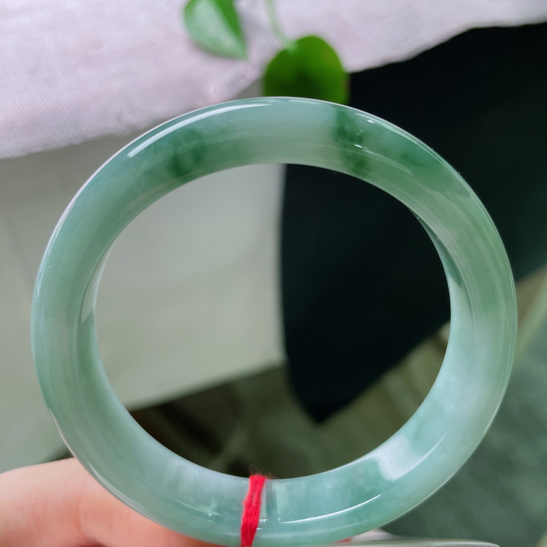 55.5/12.3/7.9，飘花正圈，无裂，底色如水波荡漾，几抹鲜活绿花悠然点缀，水光充盈，腕间自带