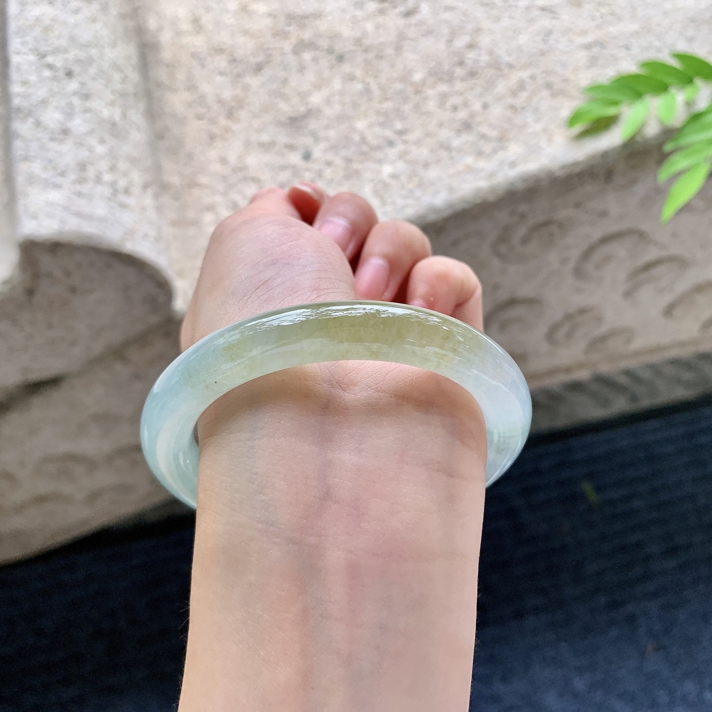 圆条55 56，圈口56.8/9.8/9.8，编码HC073026，描述：糯冰飘黄翡，水润，种老，细腻，内侧有絮线