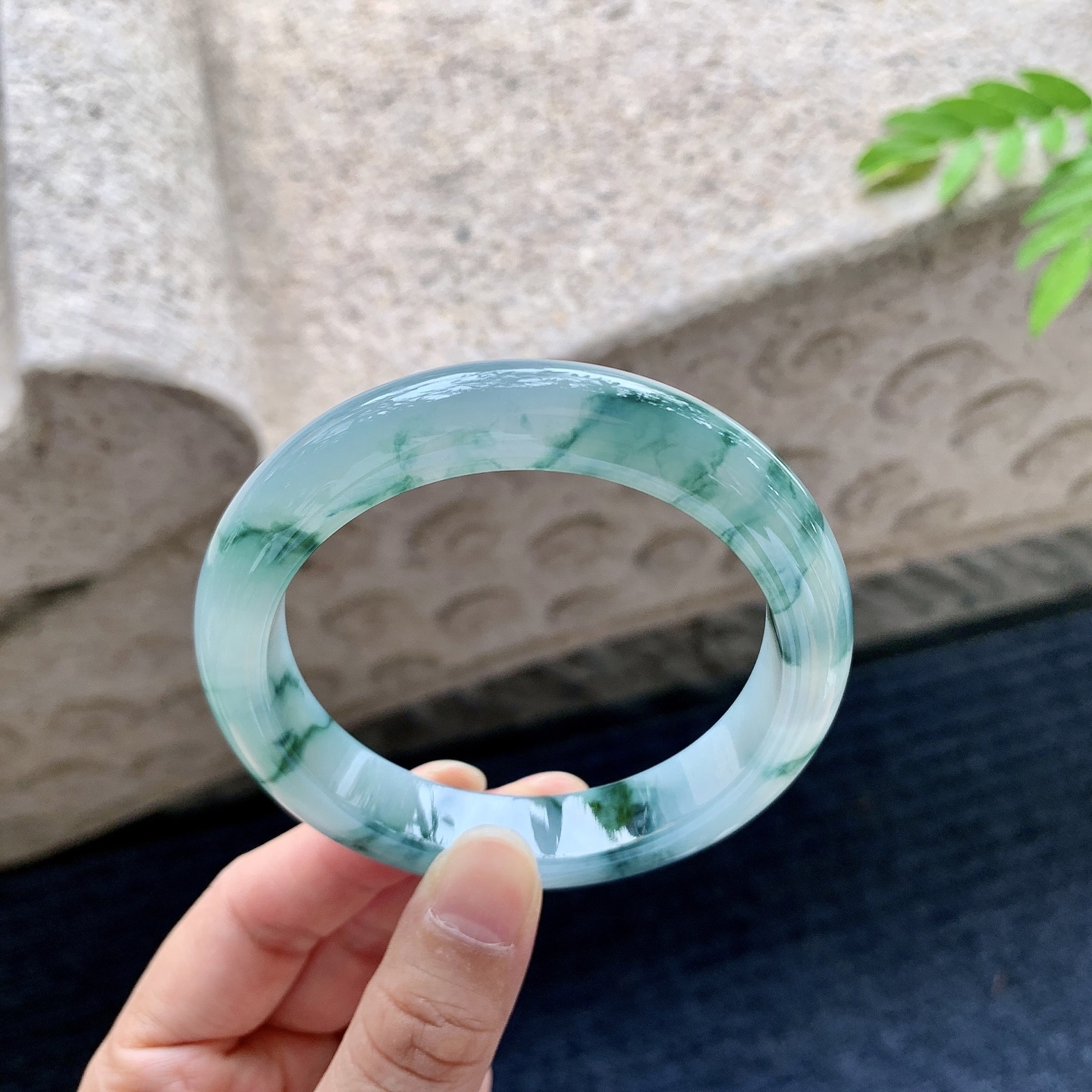 正圈56 57，圈口57.6/12/8.8，编码YT073061，细糯飘花，水润，种老，细腻，无裂。