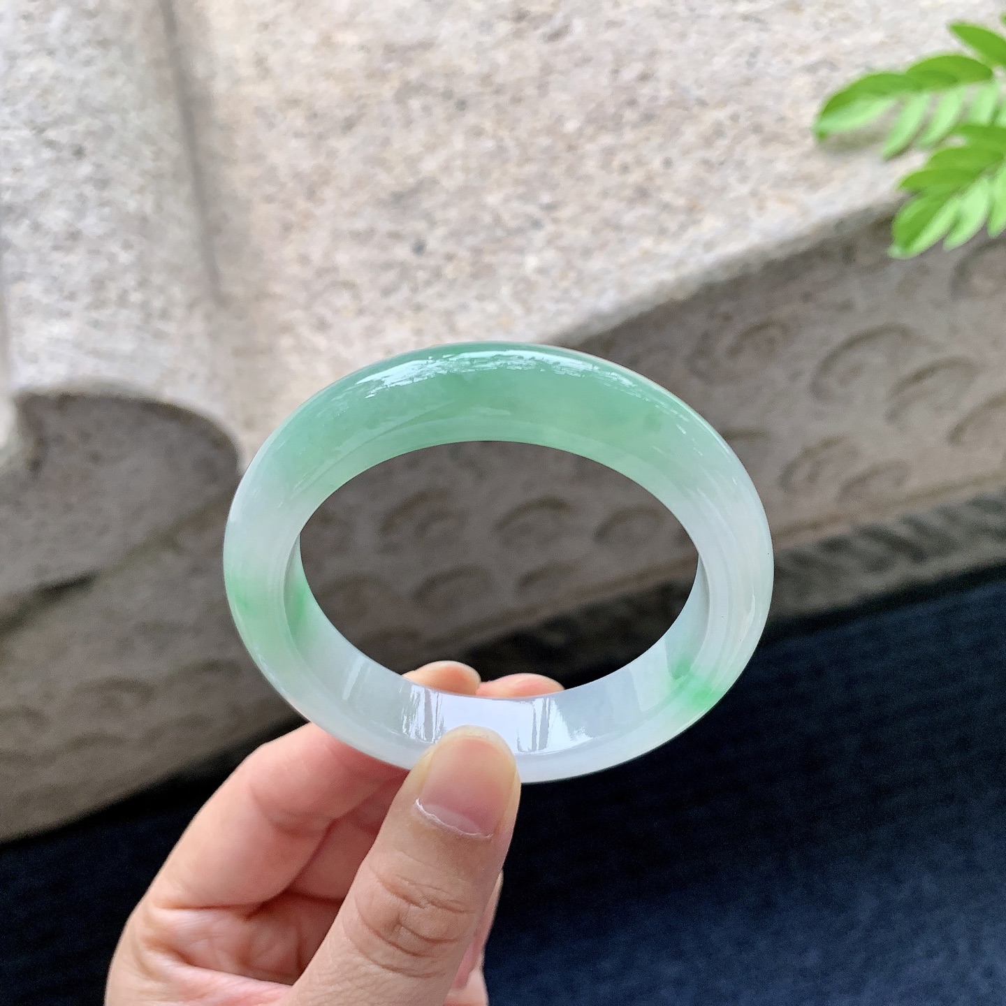 正圈50 51【圈口】51.7/12.2/8.4【编码】BA072762【描述】飘绿，水润，种老，细腻，打灯有絮线