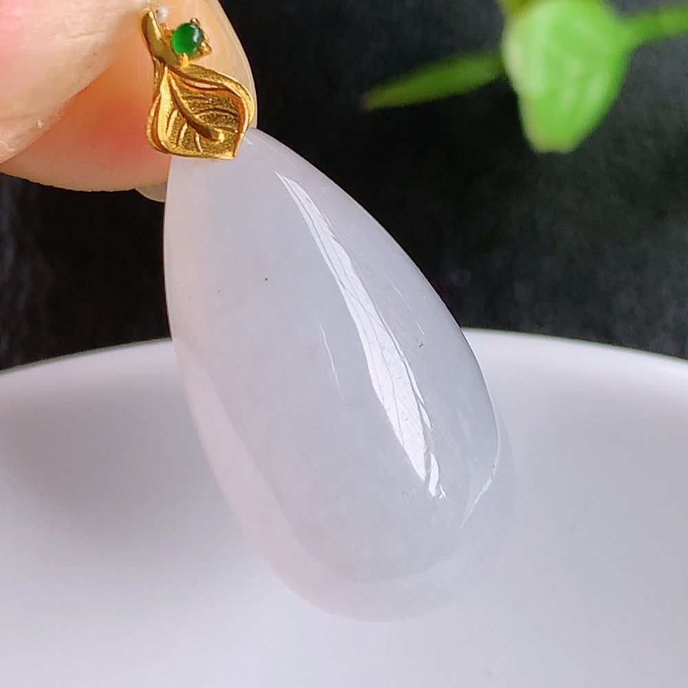 冰润水滴翡翠吊坠，款式新颖时尚，日常百搭的款。满满的份量感，清新自然，18k金镶嵌，上身效果优雅迷人