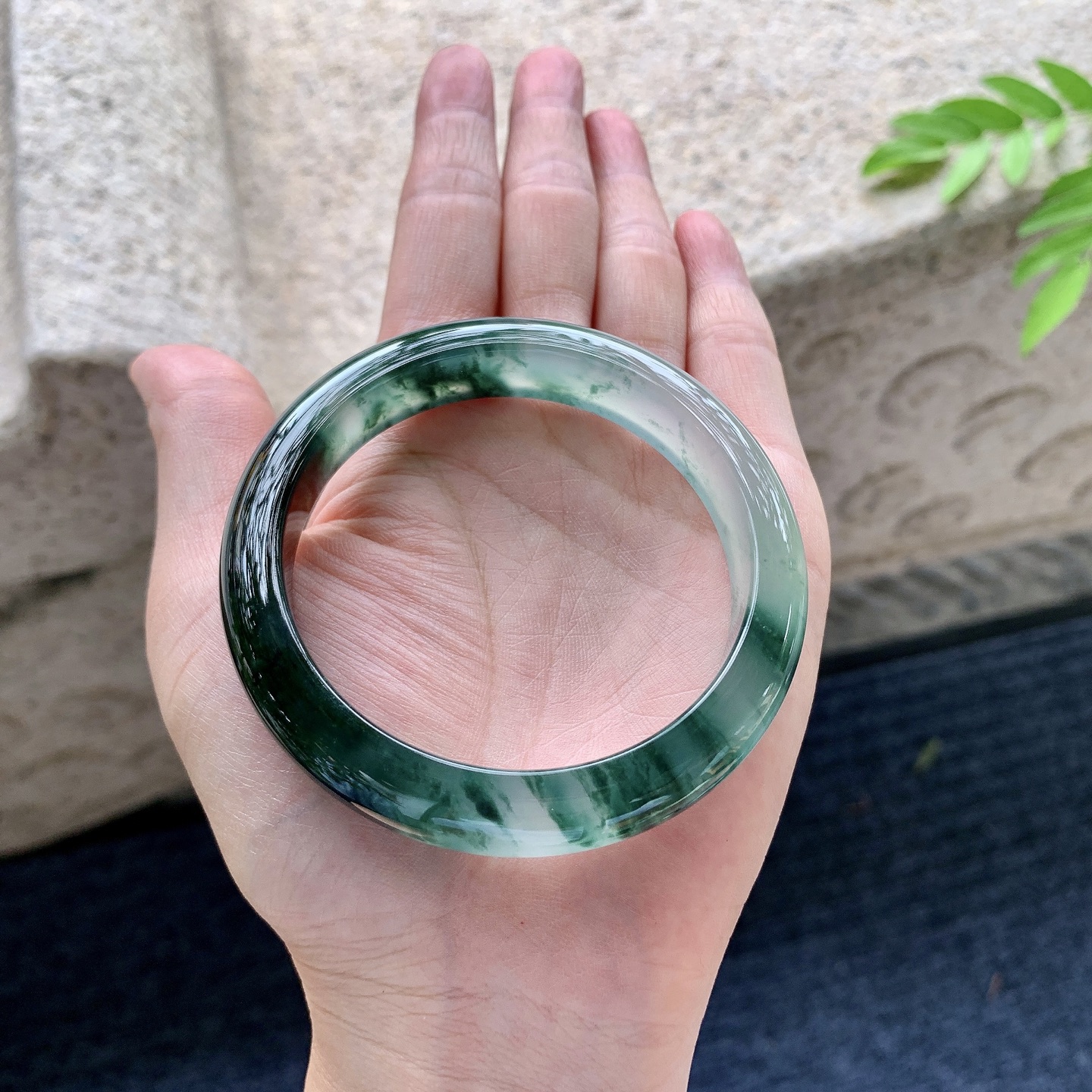 正圈54 55，圈口55.8/11.7/8.2，编码T6073045，冰飘绿花，清透，水润，种老，细腻，无裂。