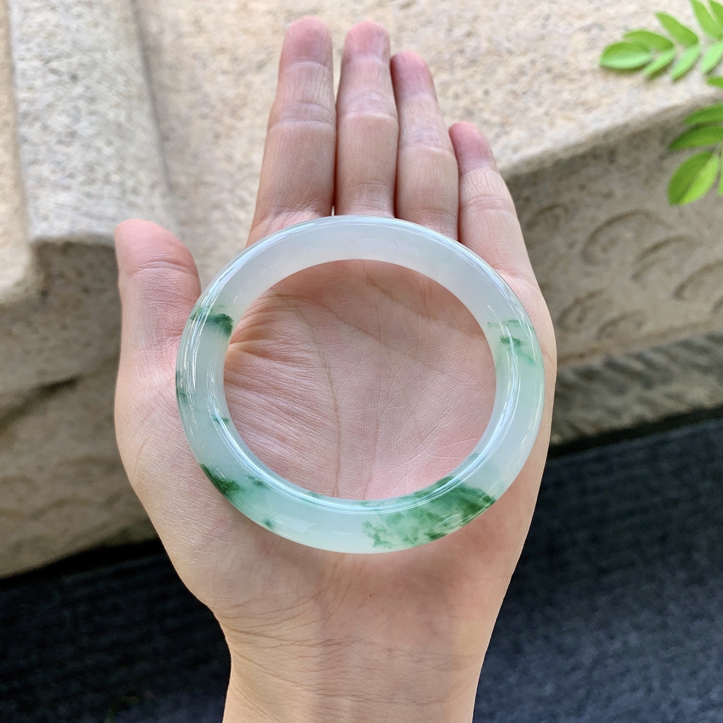圆条51 52【圈口】52.3/9.4/8.6【编码】B2072914【描述】细糯飘绿花，水润，种老