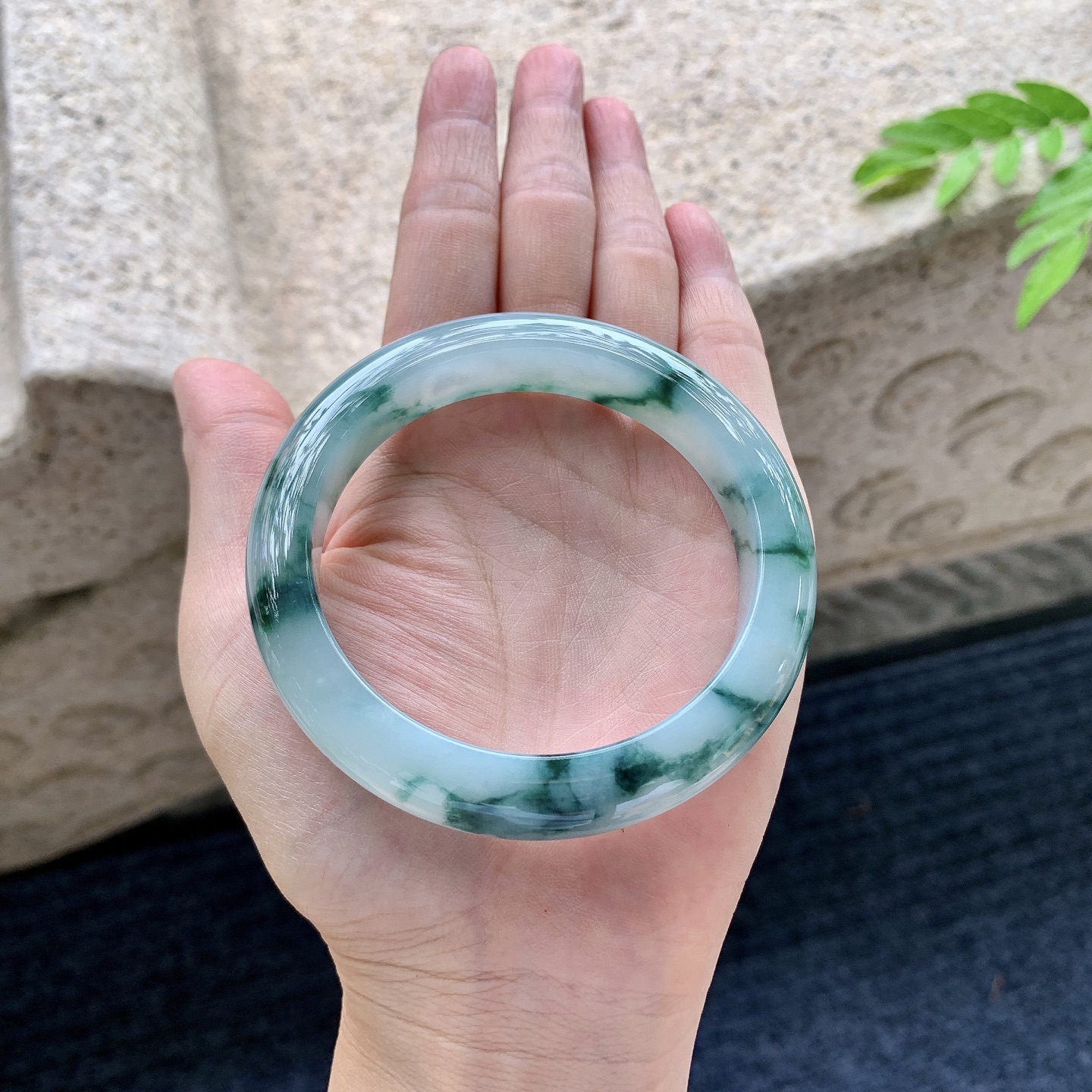 正圈56 57，圈口57.6/12/8.8，编码YT073061，细糯飘花，水润，种老，细腻，无裂。