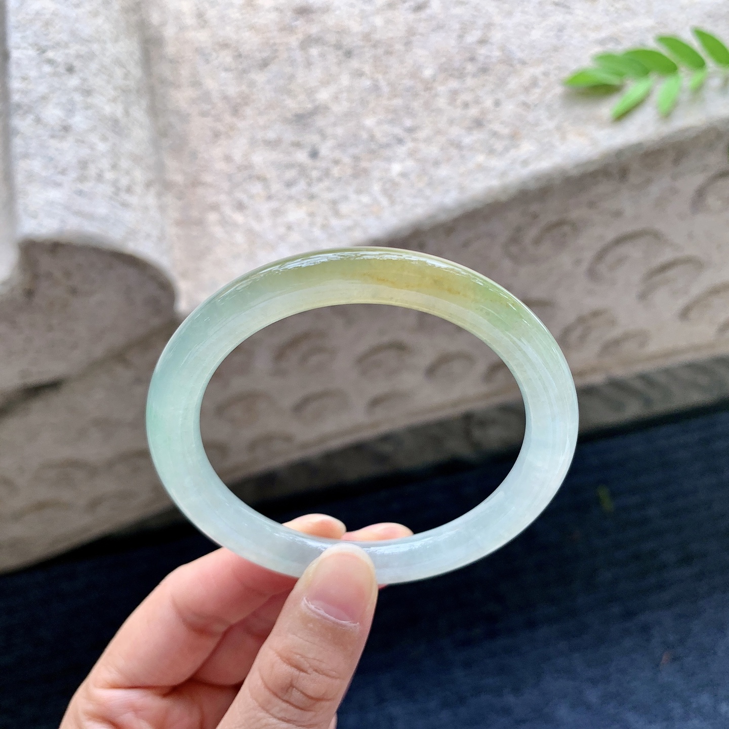 圆条55 56，圈口56.9/8/8.4，编码HC073016，冰糯飘黄翡，水润，种老，细腻，打灯有絮线