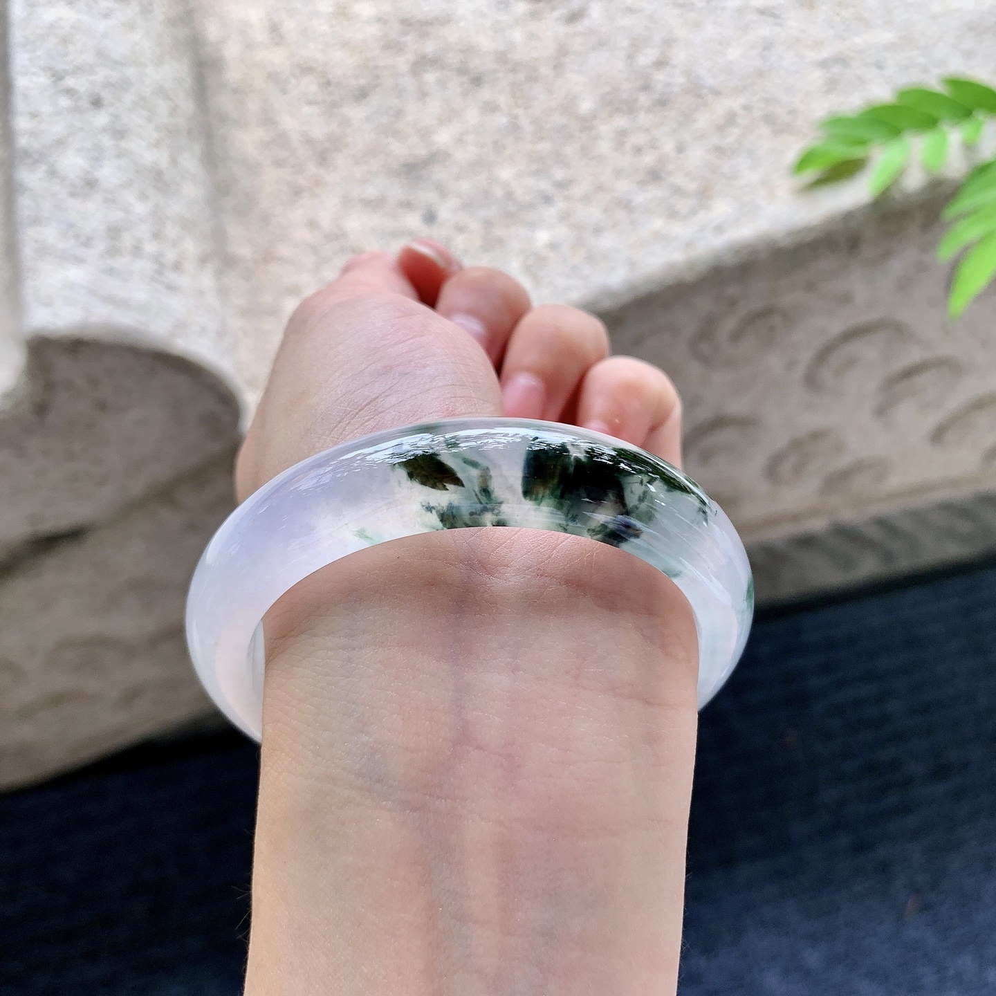 正圈55 56，圈口56/13/8.1，编码HC073024，描述：冰糯飘花，水润，种老，细腻，无裂。