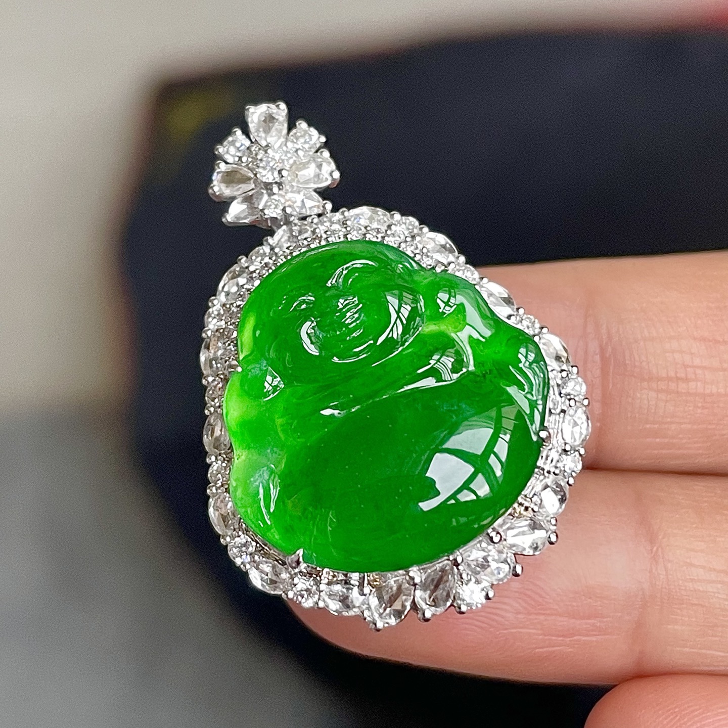 ️缅料高冰阳绿佛公吊坠，色辣，18k金镶嵌，饱满水润，无裂，裸石尺寸19/19.3/6--32.5/22.8/11.3编码0728好数字