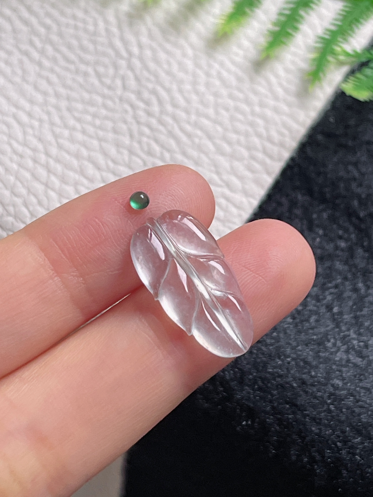 翡翠冰种白色叶子裸石，带顶珠