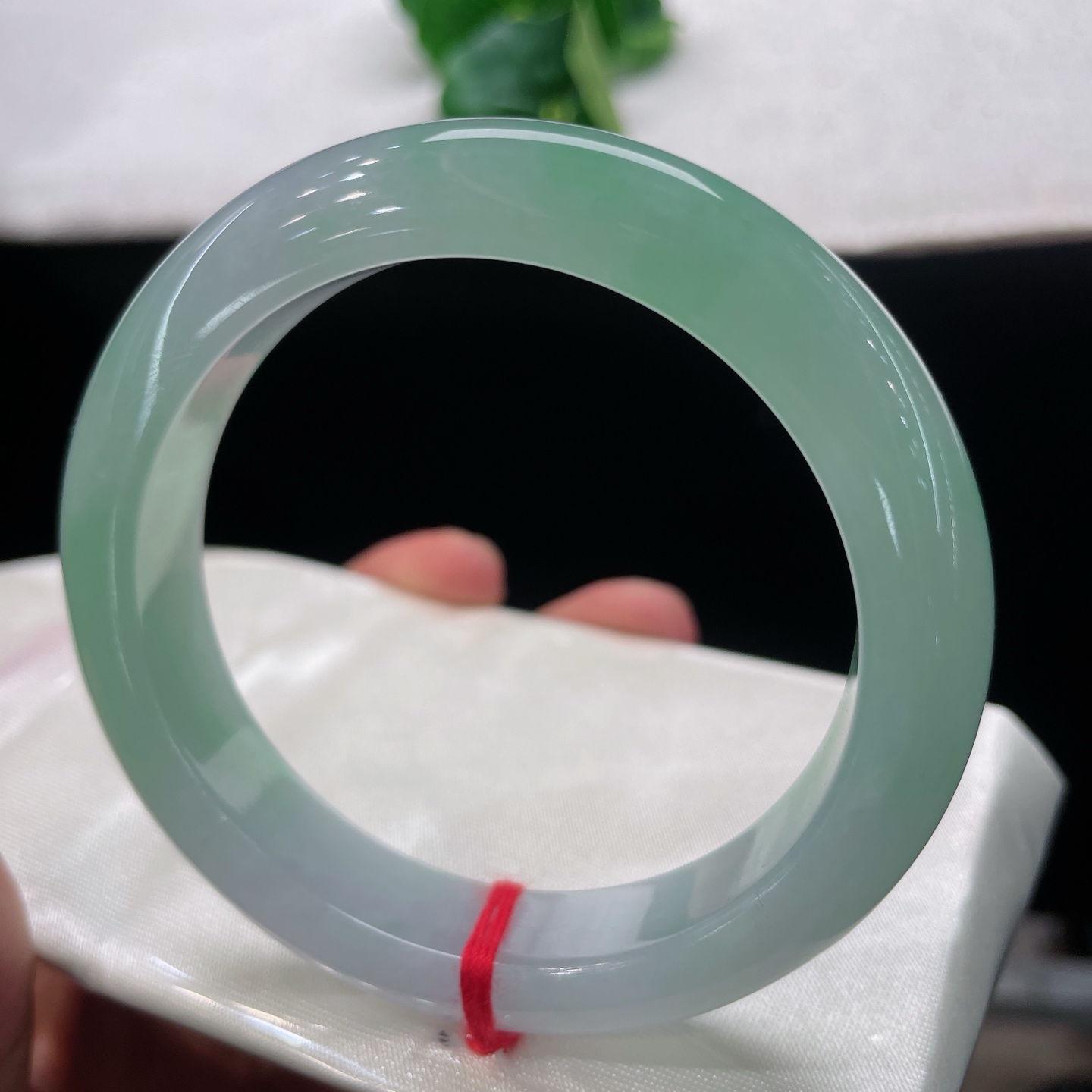 圈口56.2/16.5/9.6，白底飘绿正圈，55/56可戴，春色漫漫晕染镯身，清润流光婉转，无裂