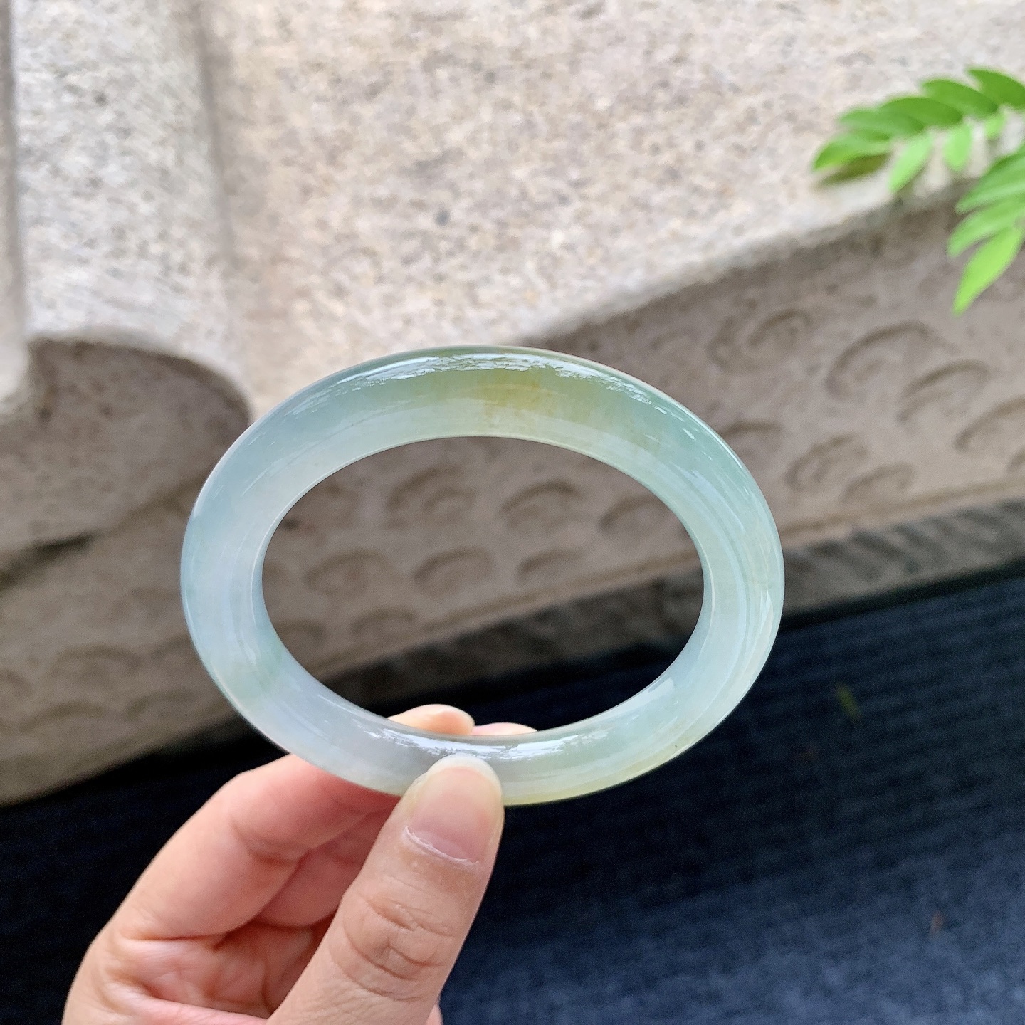 圆条55 56，圈口56.8/9.8/9.8，编码HC073026，描述：糯冰飘黄翡，水润，种老，细腻，内侧有絮线