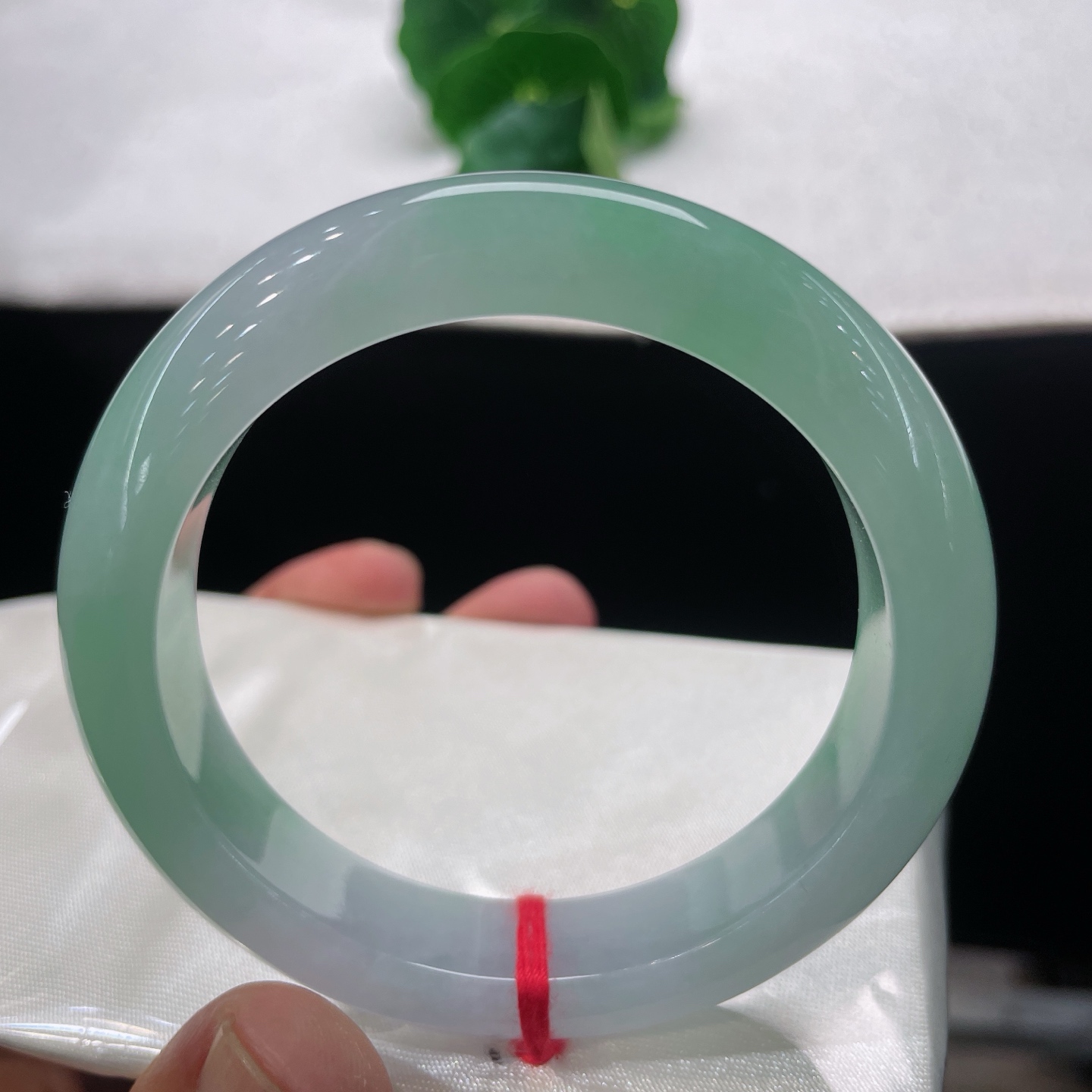 圈口56.2/16.5/9.6，白底飘绿正圈，55/56可戴，春色漫漫晕染镯身，清润流光婉转，无裂