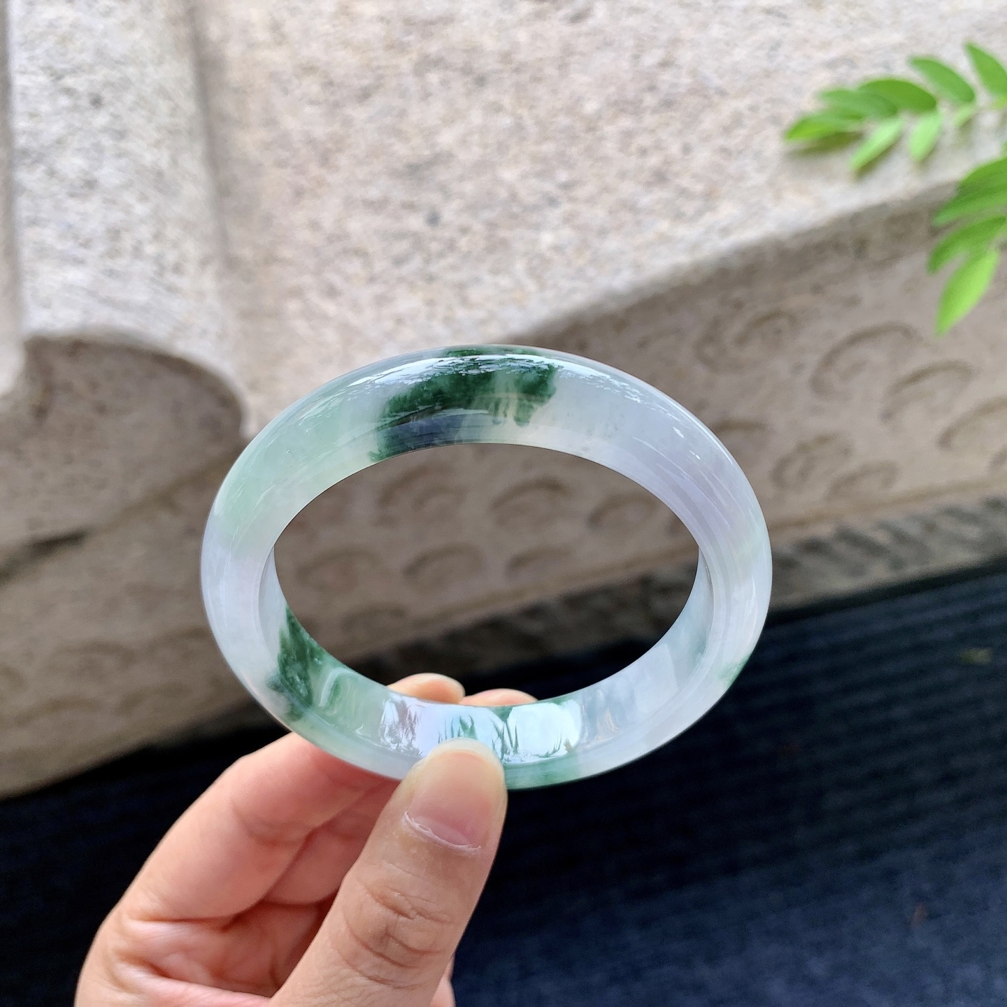 正圈54 55，圈口55.2/11.6/8，编码BA073007，描述：糯冰飘绿，水润，种老，细腻，打灯有棉线
