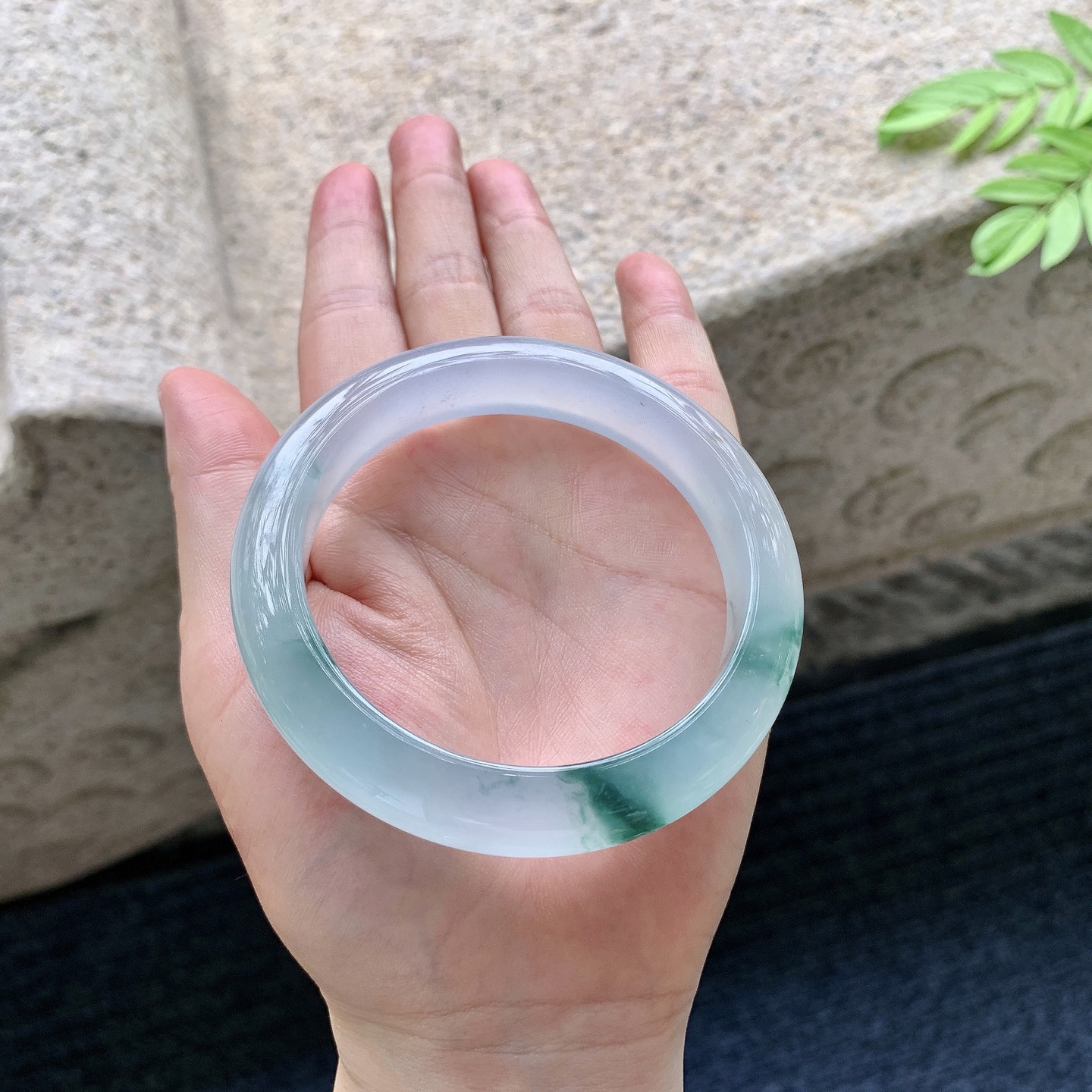 正圈 59 59/12.3/8.9 A1072801 冰种飘绿，清透，水润，种老，细腻，打灯有絮线