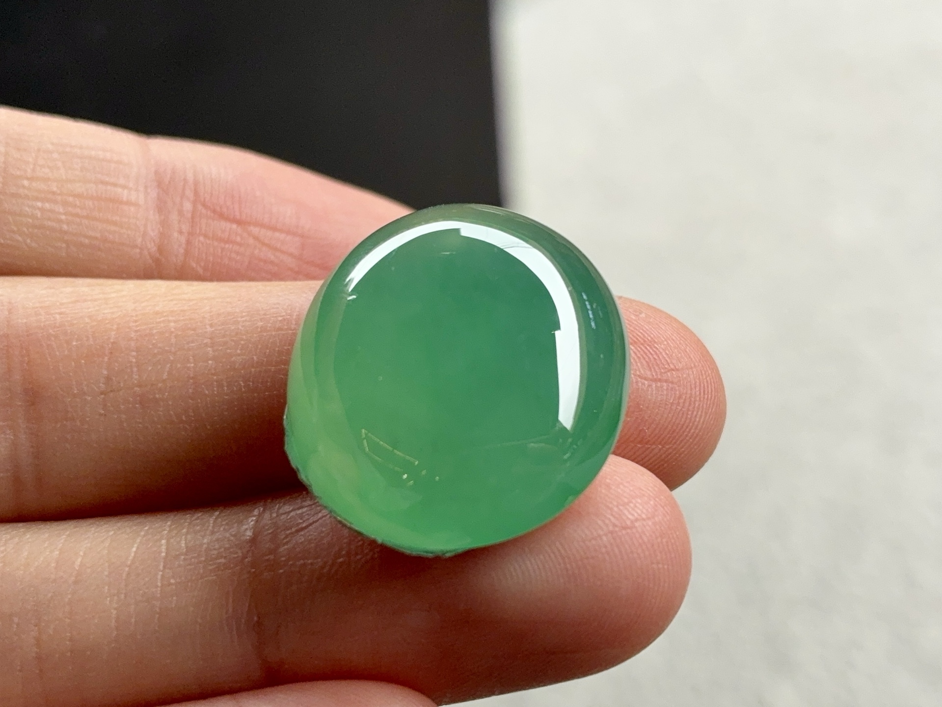 冰绿蛋面 尺寸：22.2×19.6×10.4 玉蕴灵气，岁久弥珍