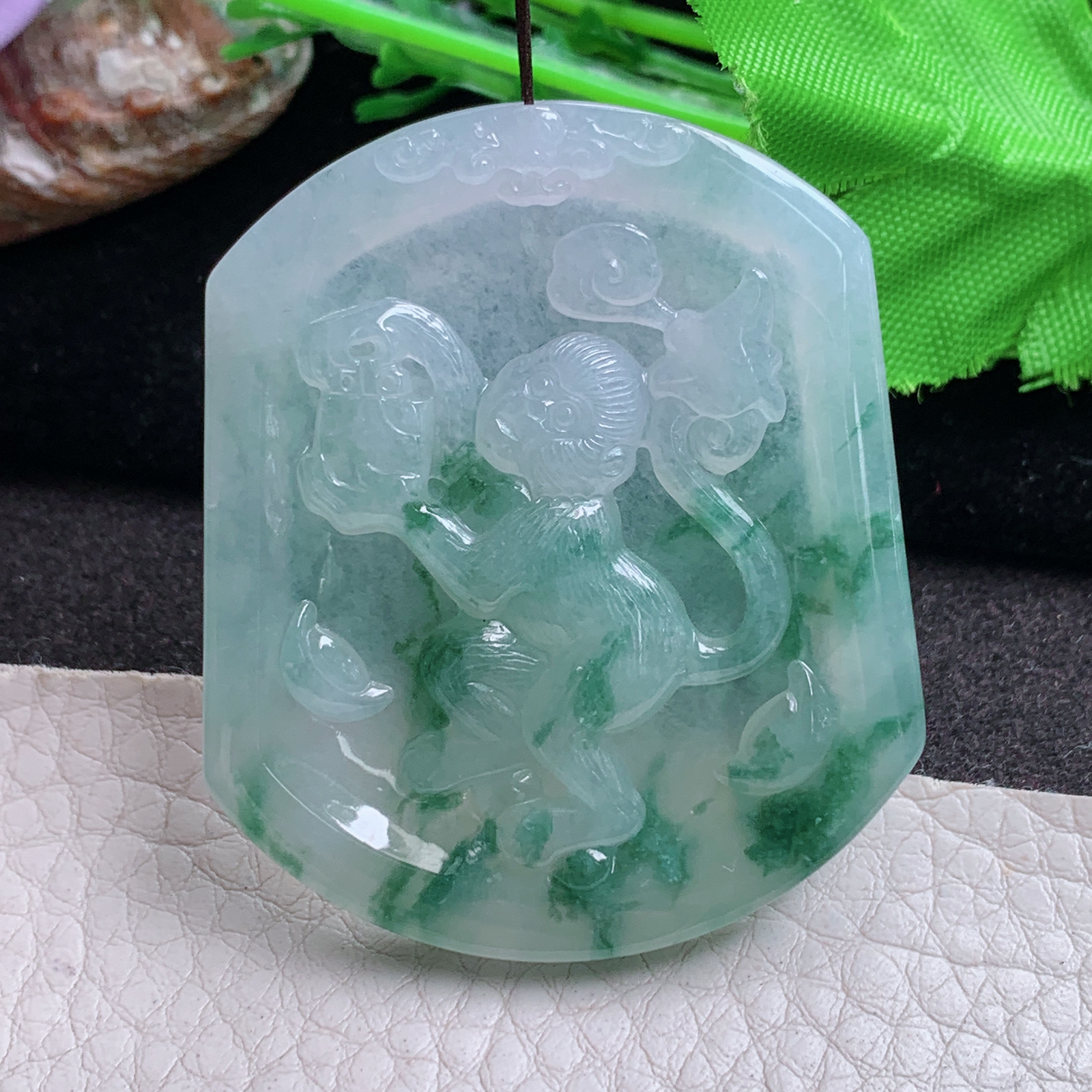 ktj实拍52.3*46.3*6缅甸翡翠精雕高品质冰飘花灵猴抱寿桃  生肖猴玉吊坠
